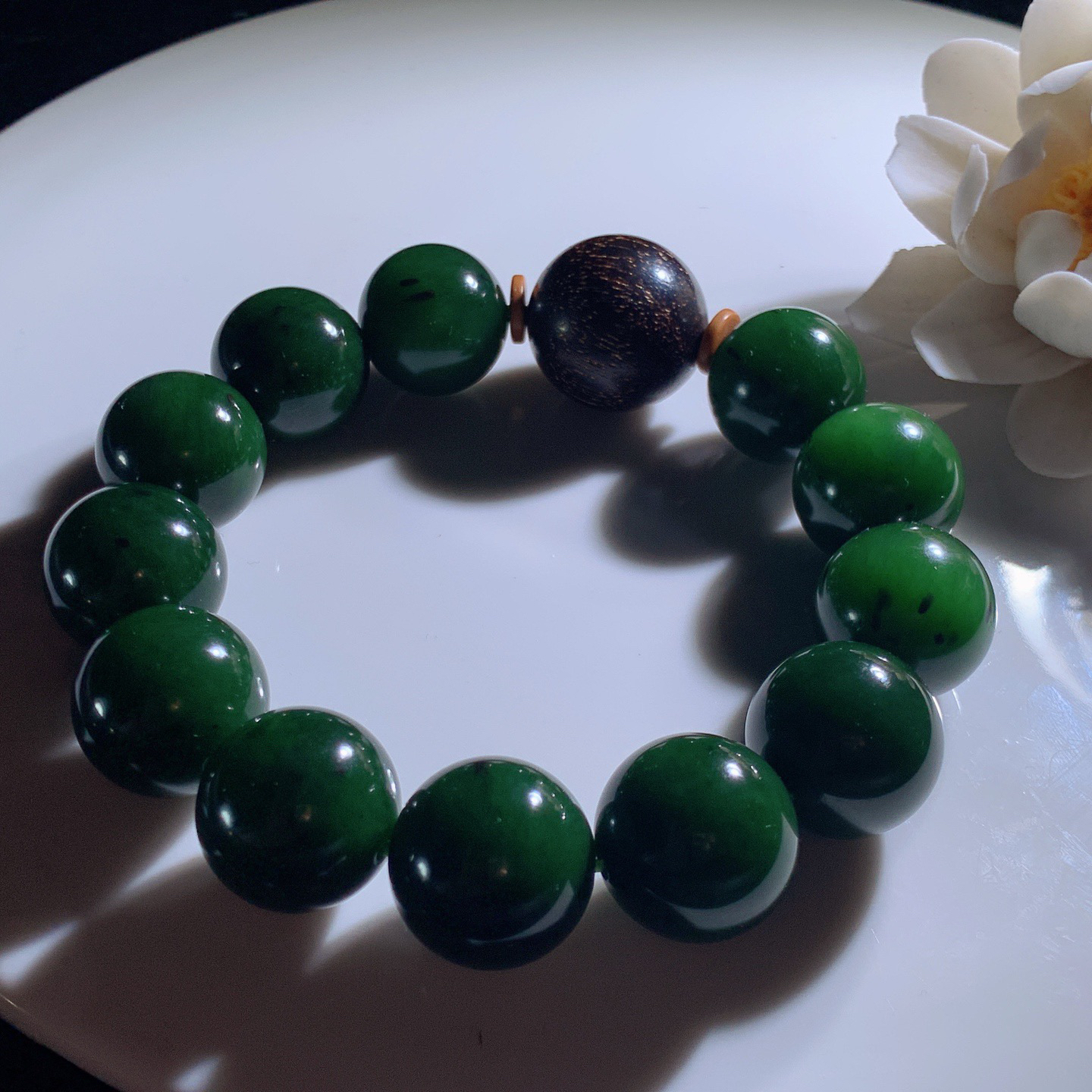 和田玉七号矿红皮料菠菜绿俄罗斯碧玉圆珠手串。单颗尺寸17重100.5克 玉质细腻油润 底色纯净 脂粉好，品质好。lt260323