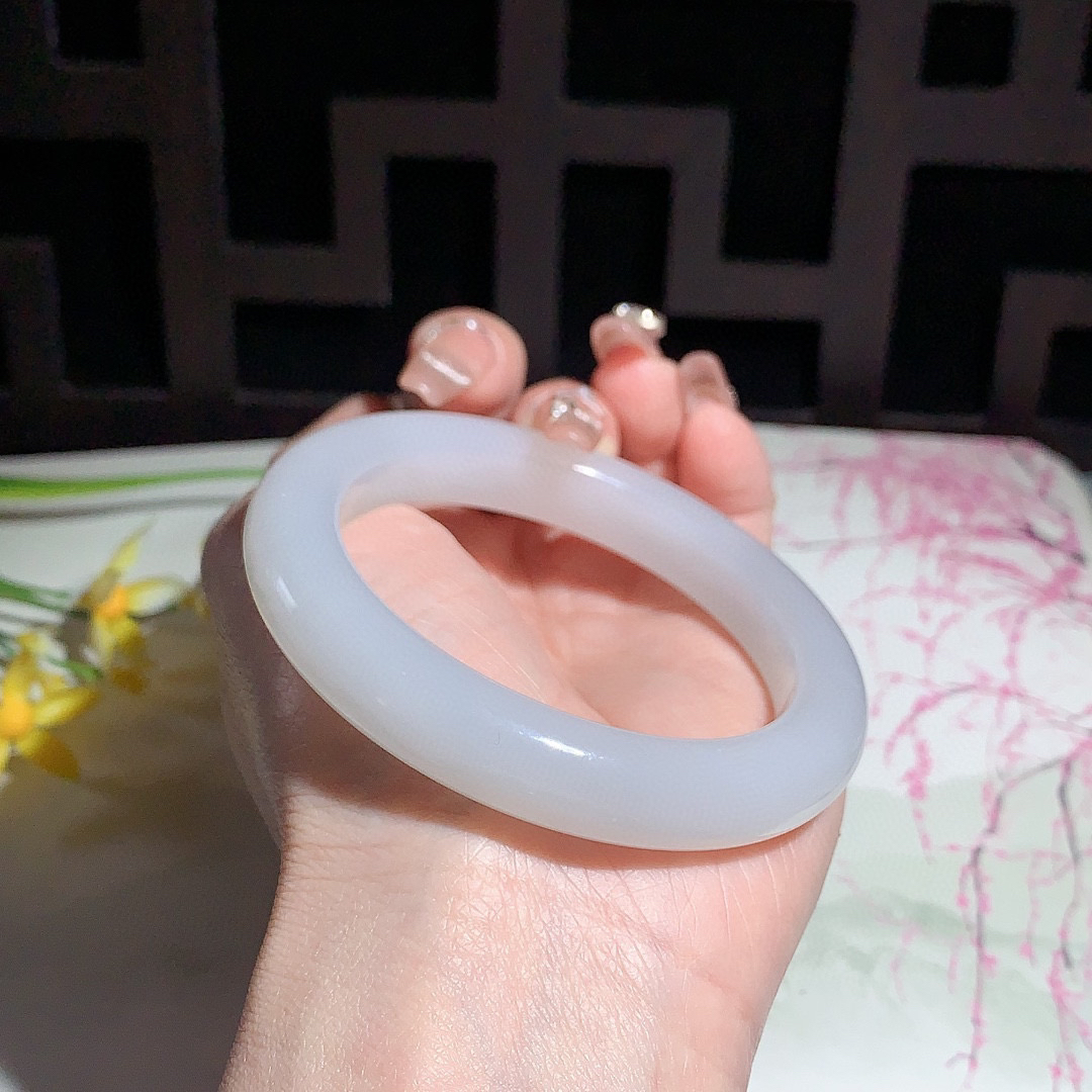 ￼ 和田玉55.5圈口紫罗兰色手镯！玉质细腻油润 底色纯净 无裂无黑 脂粉好，品质高