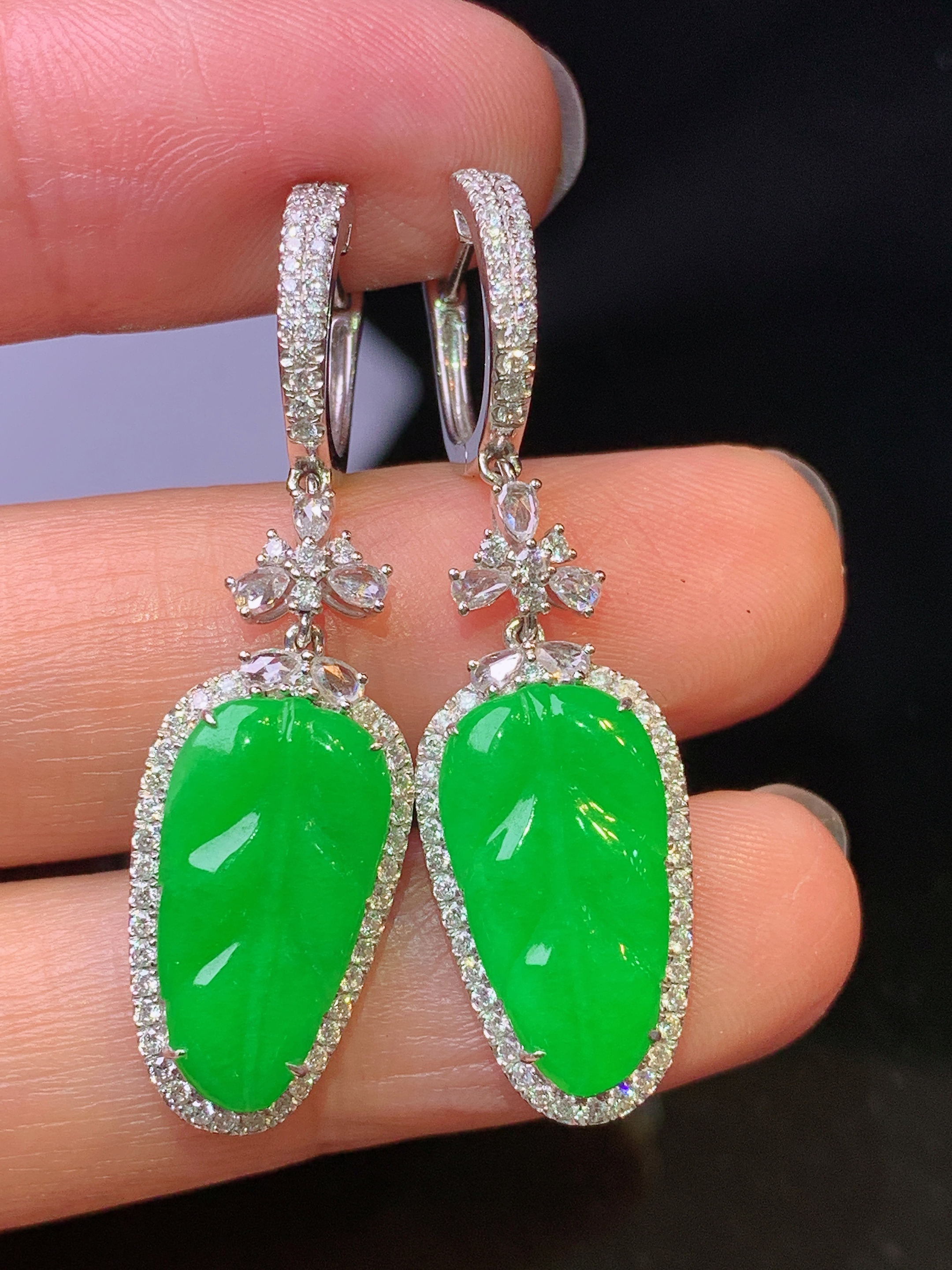 18k金钻镶嵌满绿树叶耳坠 玉质细腻 色泽艳丽清新 水润亮眼 整体尺寸40*10.8*4.5d2