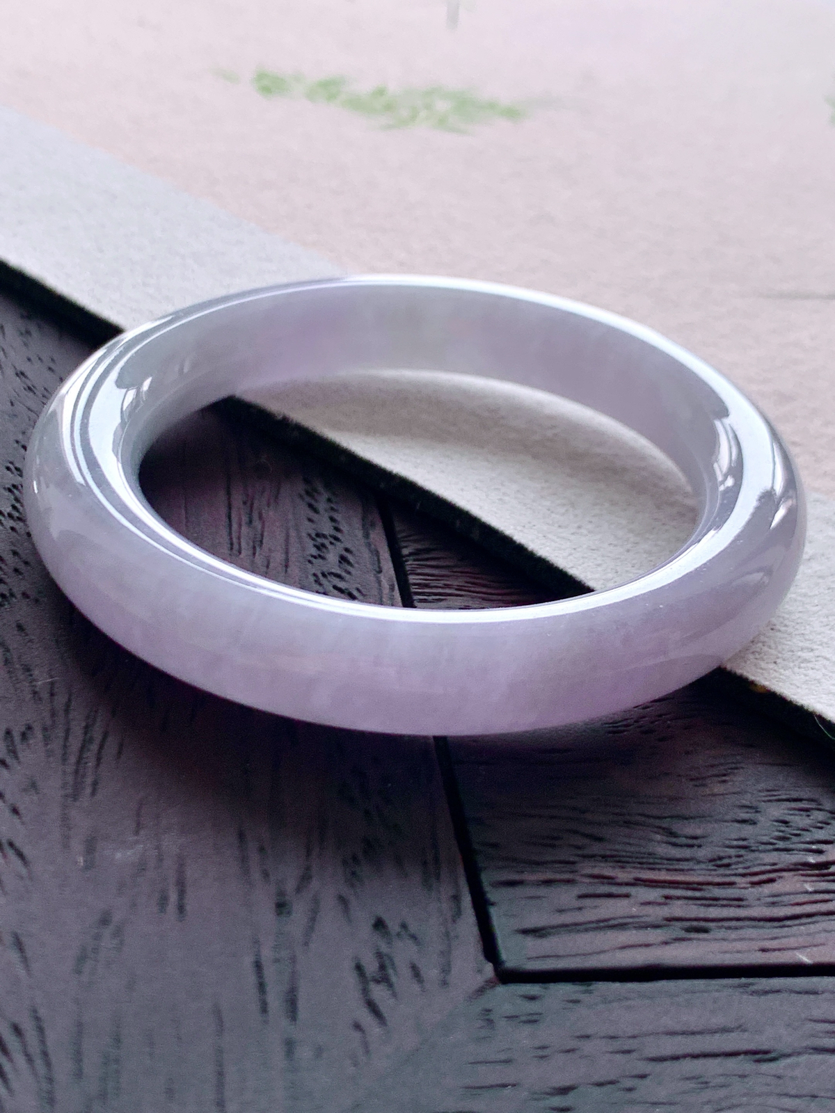 【手镯】️圆条 圈口 57 58
【尺寸】56.3-10.3-10.6
【说明】莫奈花园 冰紫罗兰 种老细腻 缅甸A货翡翠 完美