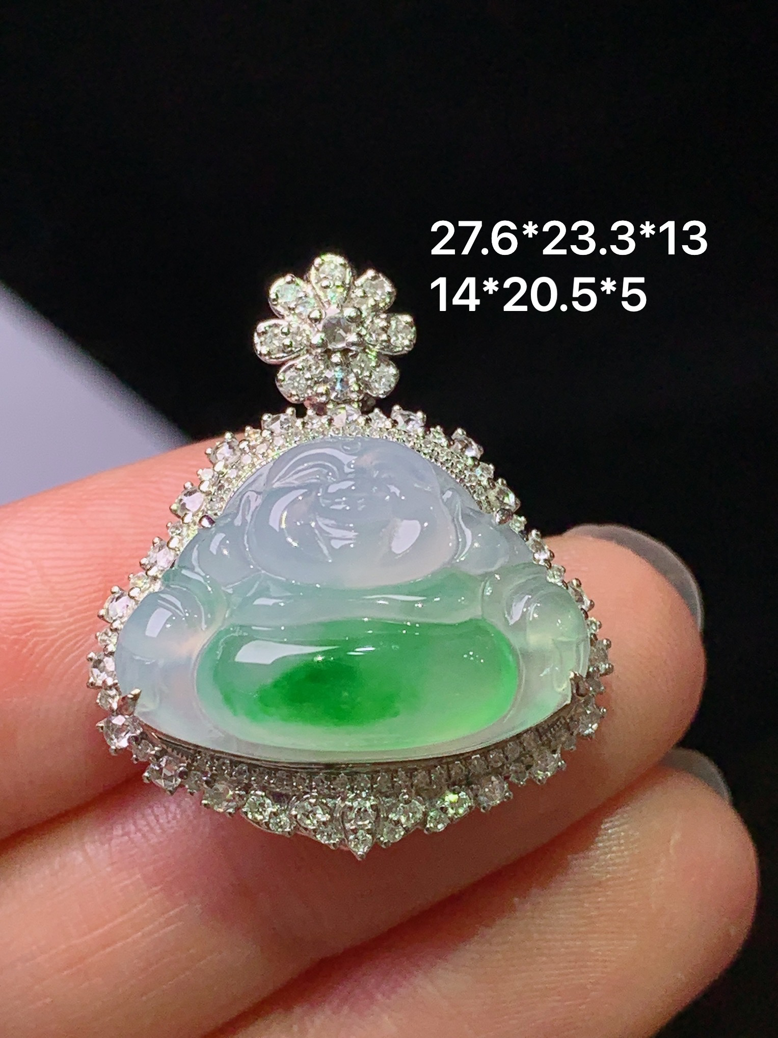 18k金钻镶嵌飘绿佛公吊坠 玉质细腻 色泽艳丽清新 水润亮眼 整体尺寸27.6*23.3*13y4