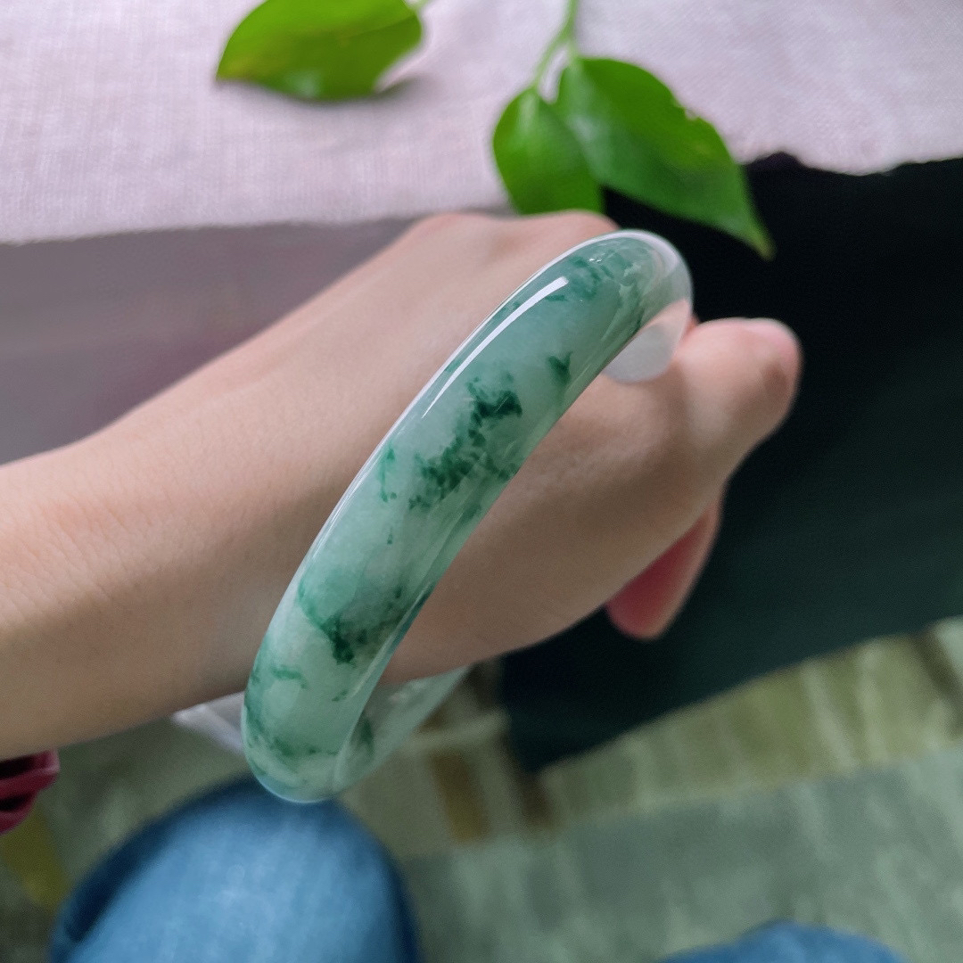 60/12.2，飘花圆条，大圈口，天然孤品，无两花色，戴出专属气质。珠圆玉润，完美