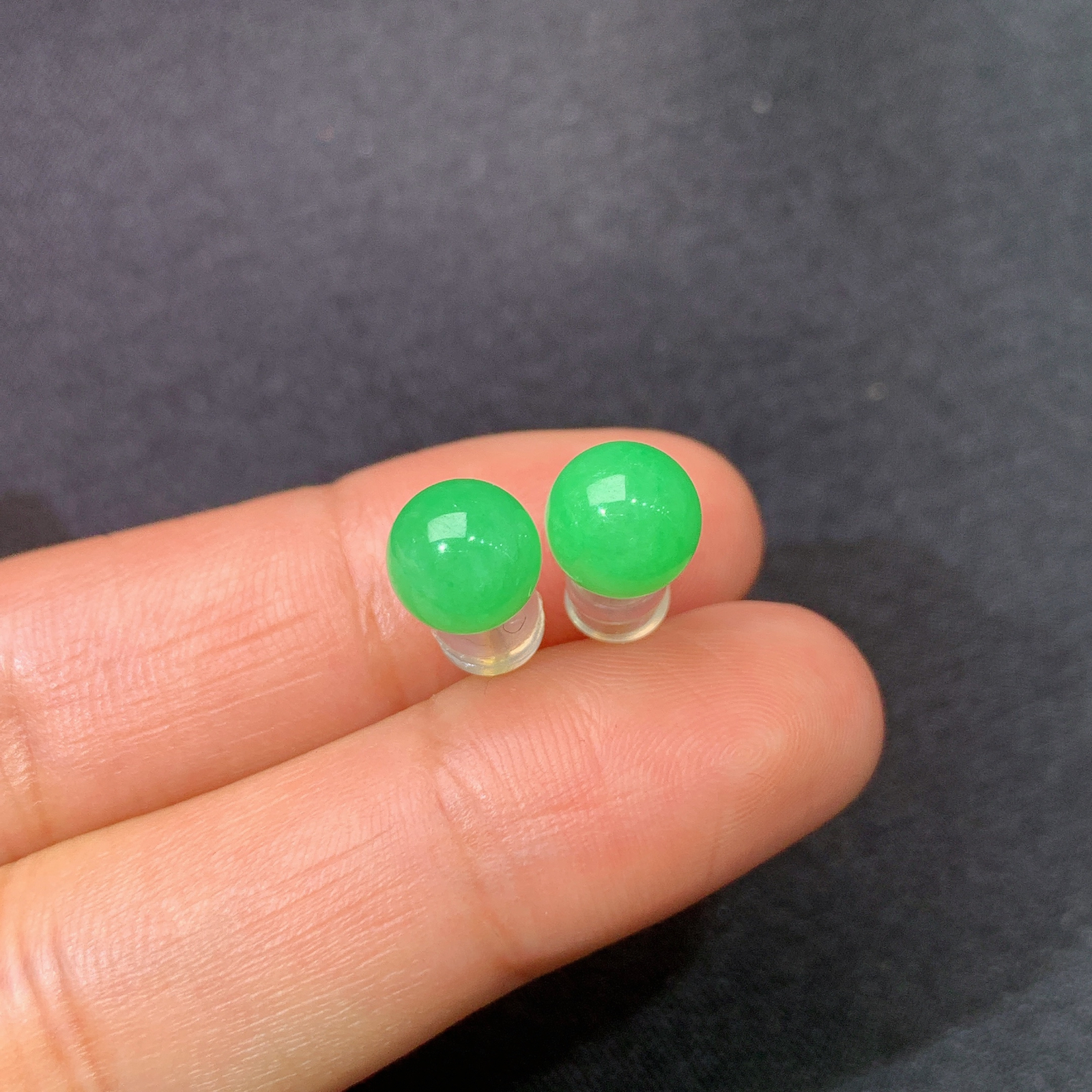 翠绿圆珠耳钉，18k金镶嵌，简约时尚，冰润色阳，种水足，Xyg 直径7.1