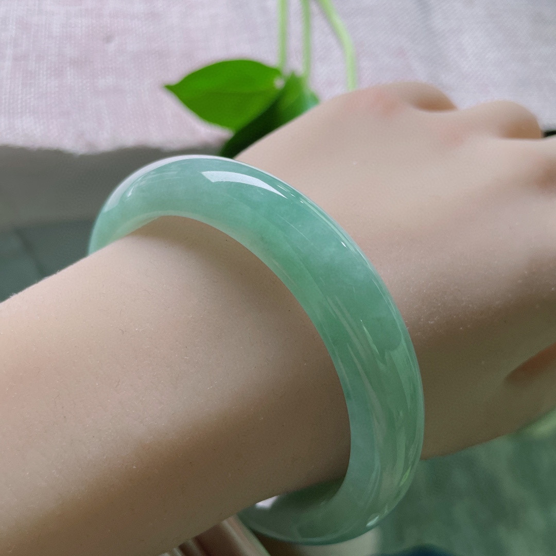 58.2/12.4/8.4，绿底正圈，细润，是不张扬的高级，衬得手腕白皙又雅致。完美，