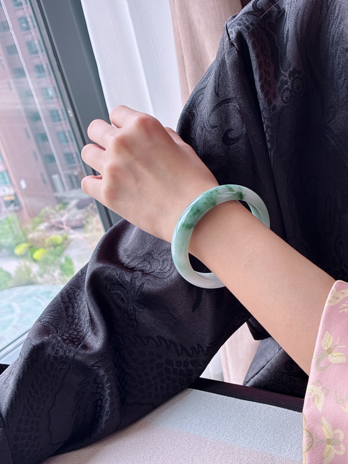 【手镯】正圈 圈口 54 55
【尺寸】55.1-13.2-7.3
【说明】冰飘花 烟雨江南 种老细腻 缅甸A货翡翠 完美