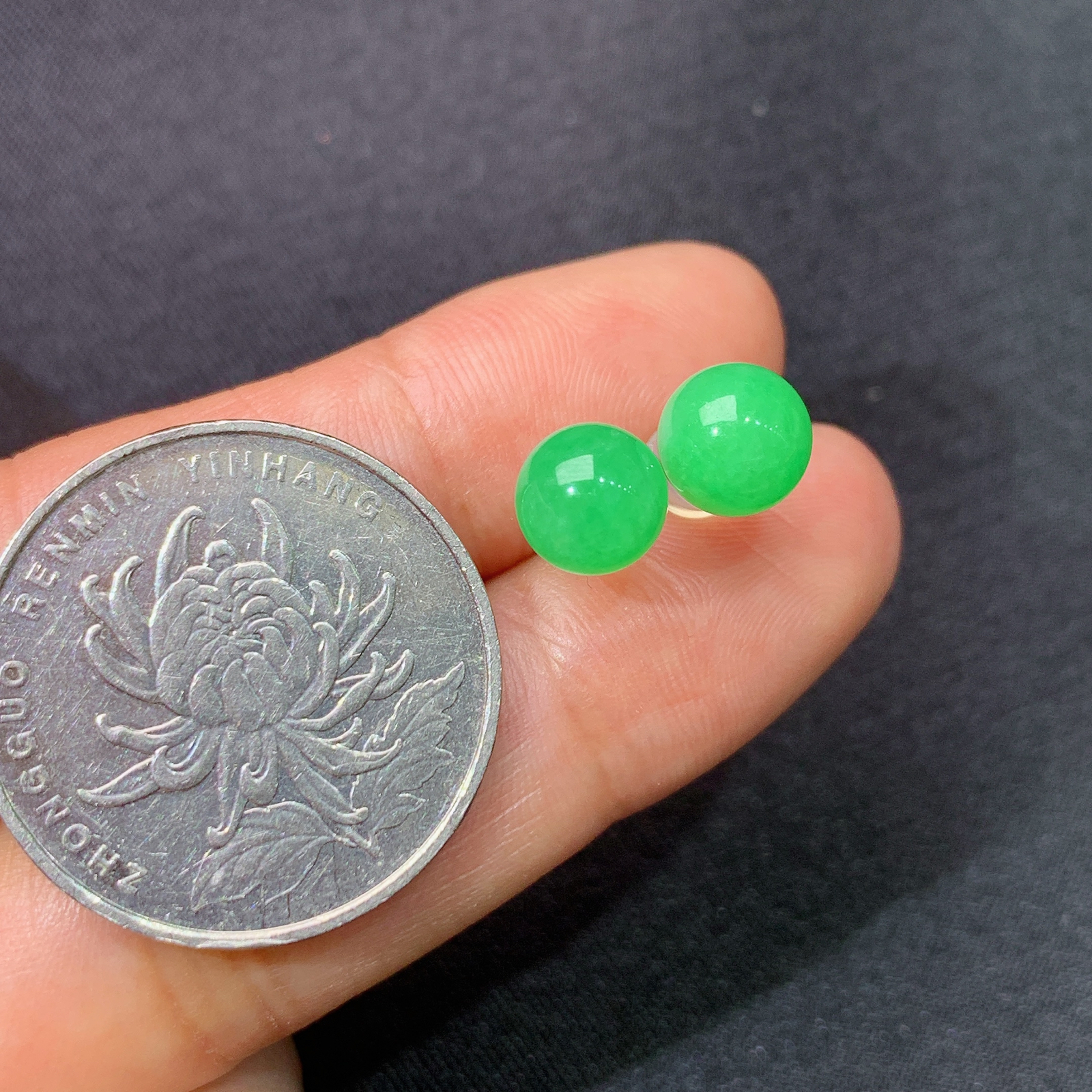 翠绿圆珠耳钉，18k金镶嵌，简约时尚，冰润色阳，种水足，Xyg 直径7.1