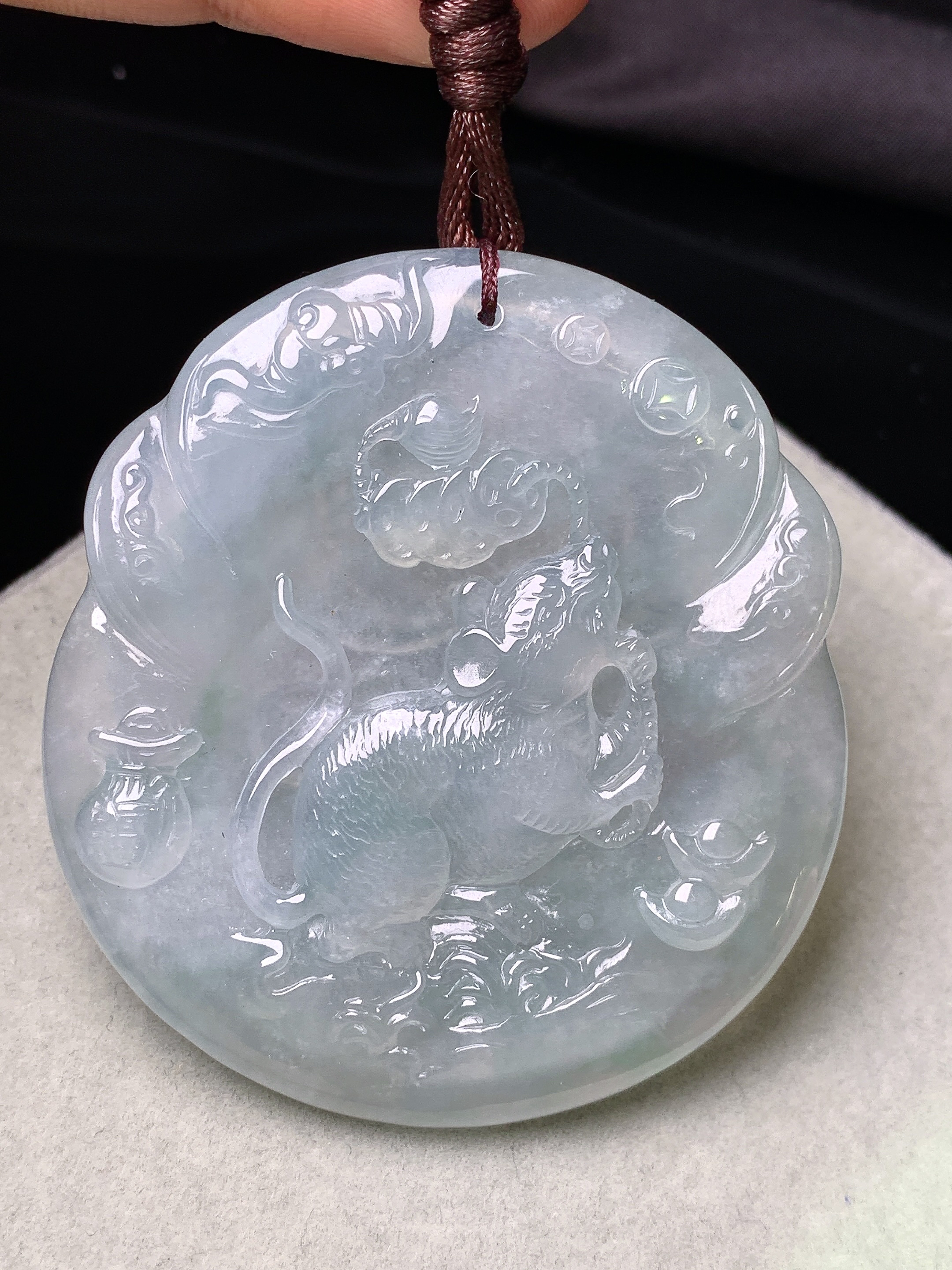 生肖鼠牌子吊坠 玉质细腻 色泽艳丽清新 水润亮眼 整体尺寸54.2*50*5.6b