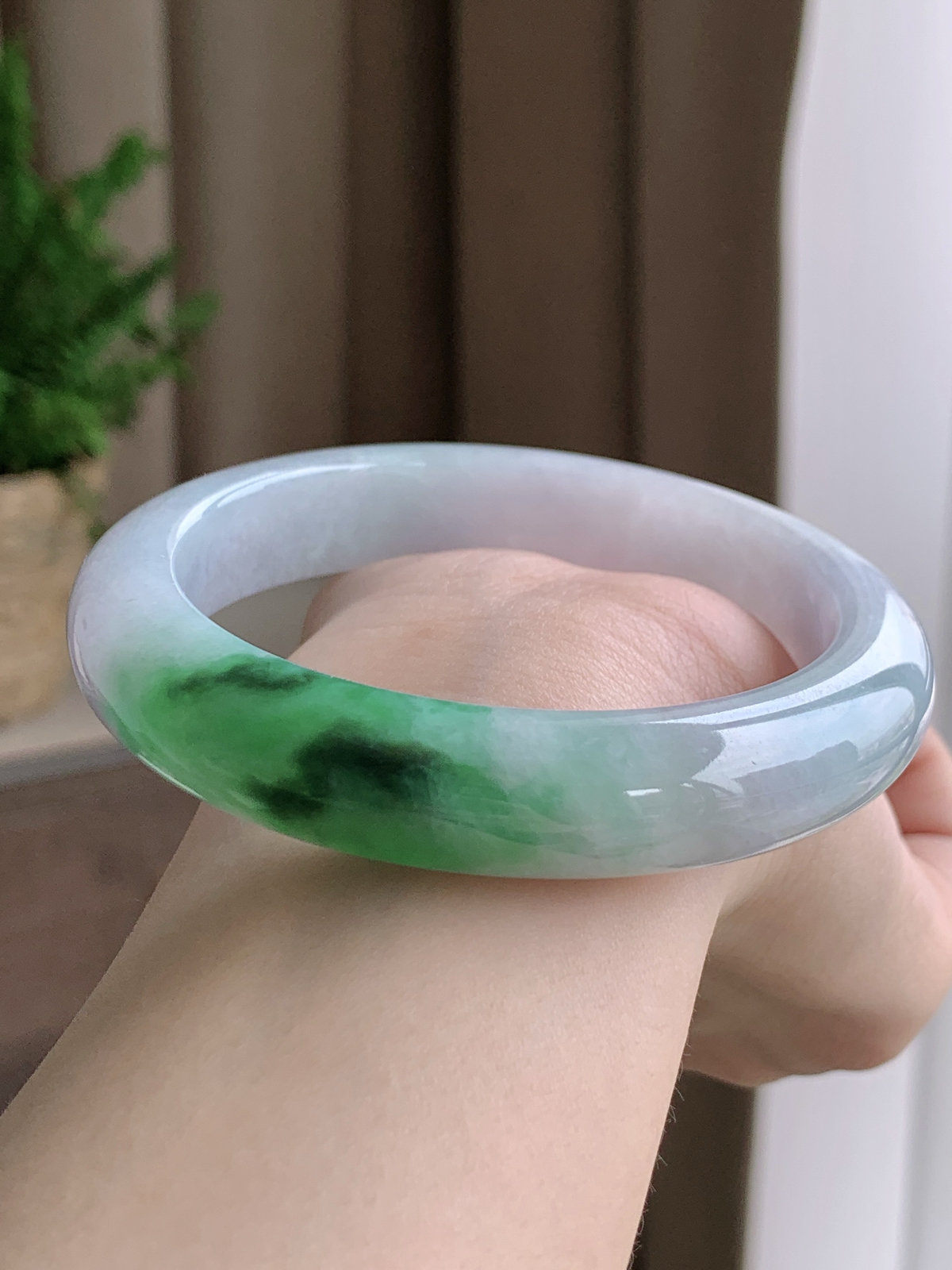 【手镯】正圈 圈口 57 58
【尺寸】58.2-12.6-10
【说明】飘绿花 冰飘花 腕间水墨 种老细腻 缅甸A货翡翠 有小细纹