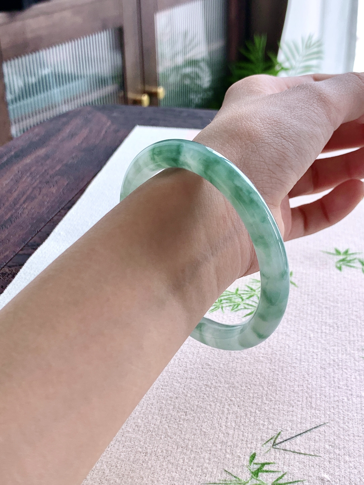 【手镯】️圆条 圈口 57 58 
【尺寸】56.4-8.4-8.5
【说明】冰底晴岚 冰晴水 冰飘花 种老细腻 缅甸A货翡翠 有细纹