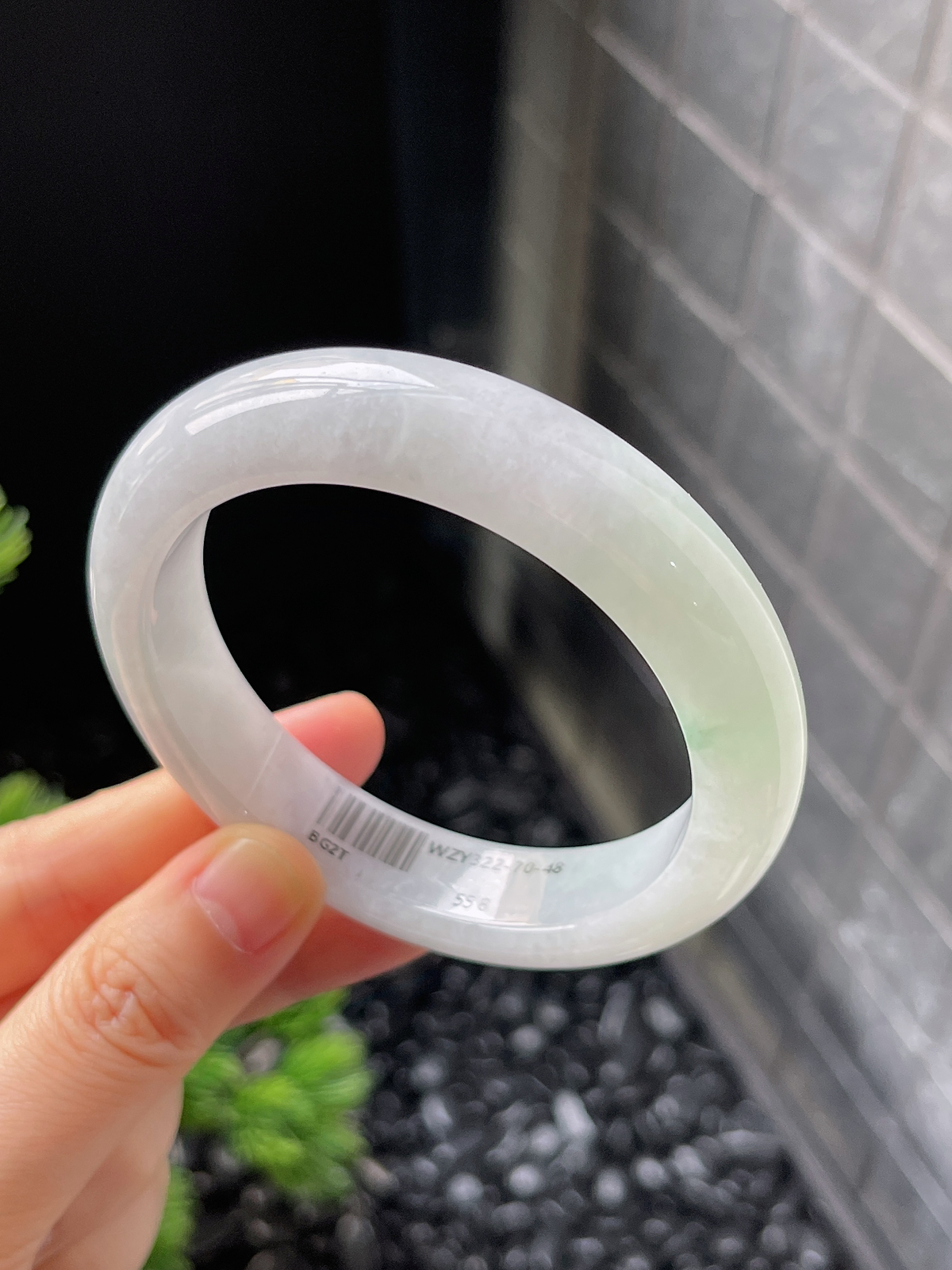 正圈55.8圈口，翡翠糯化种淡绿色手镯