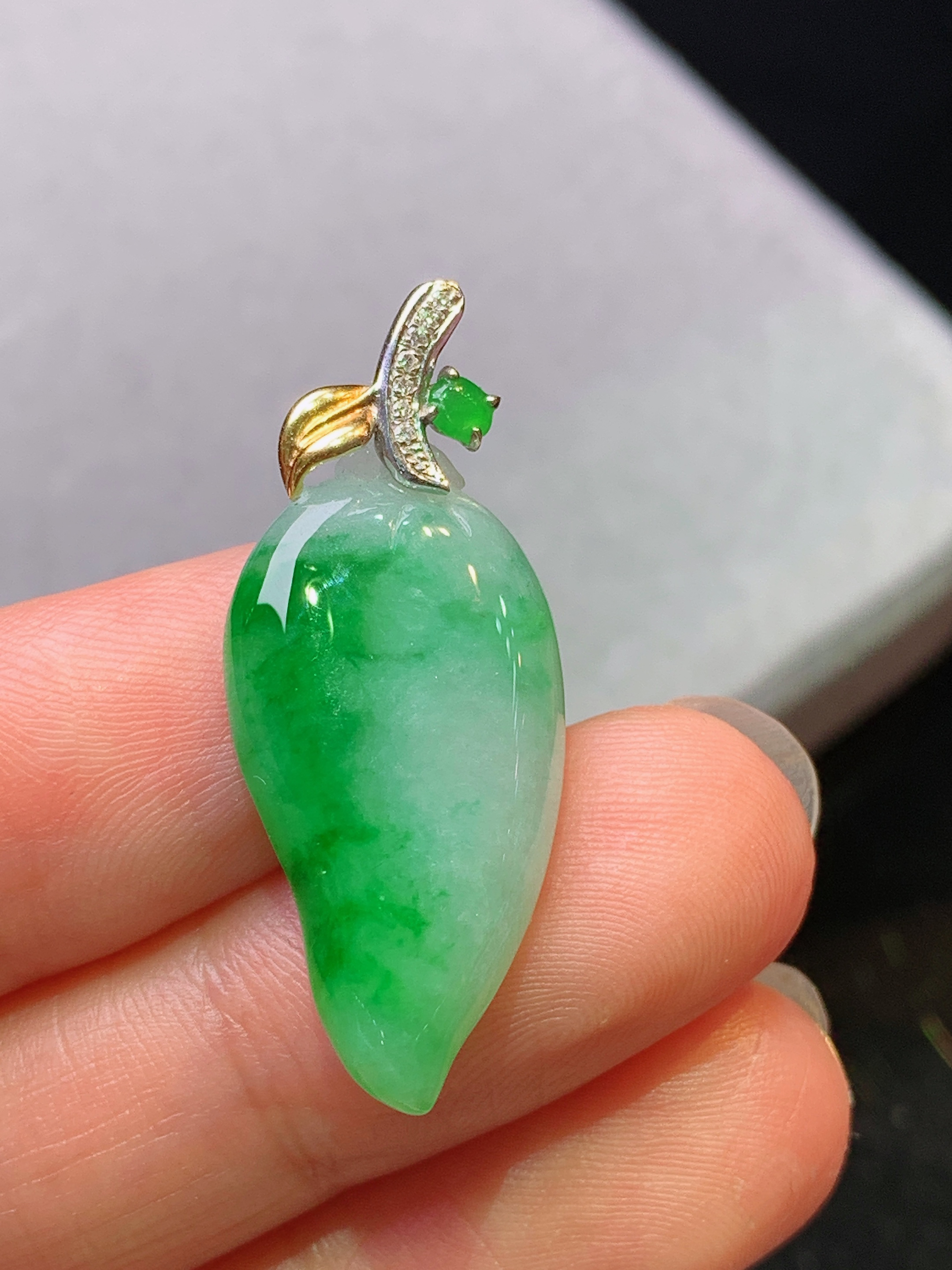 18k金钻镶嵌翠绿福瓜吊坠 玉质细腻 色泽艳丽清新 水润亮眼 整体尺寸32.5*13.5*6b1
