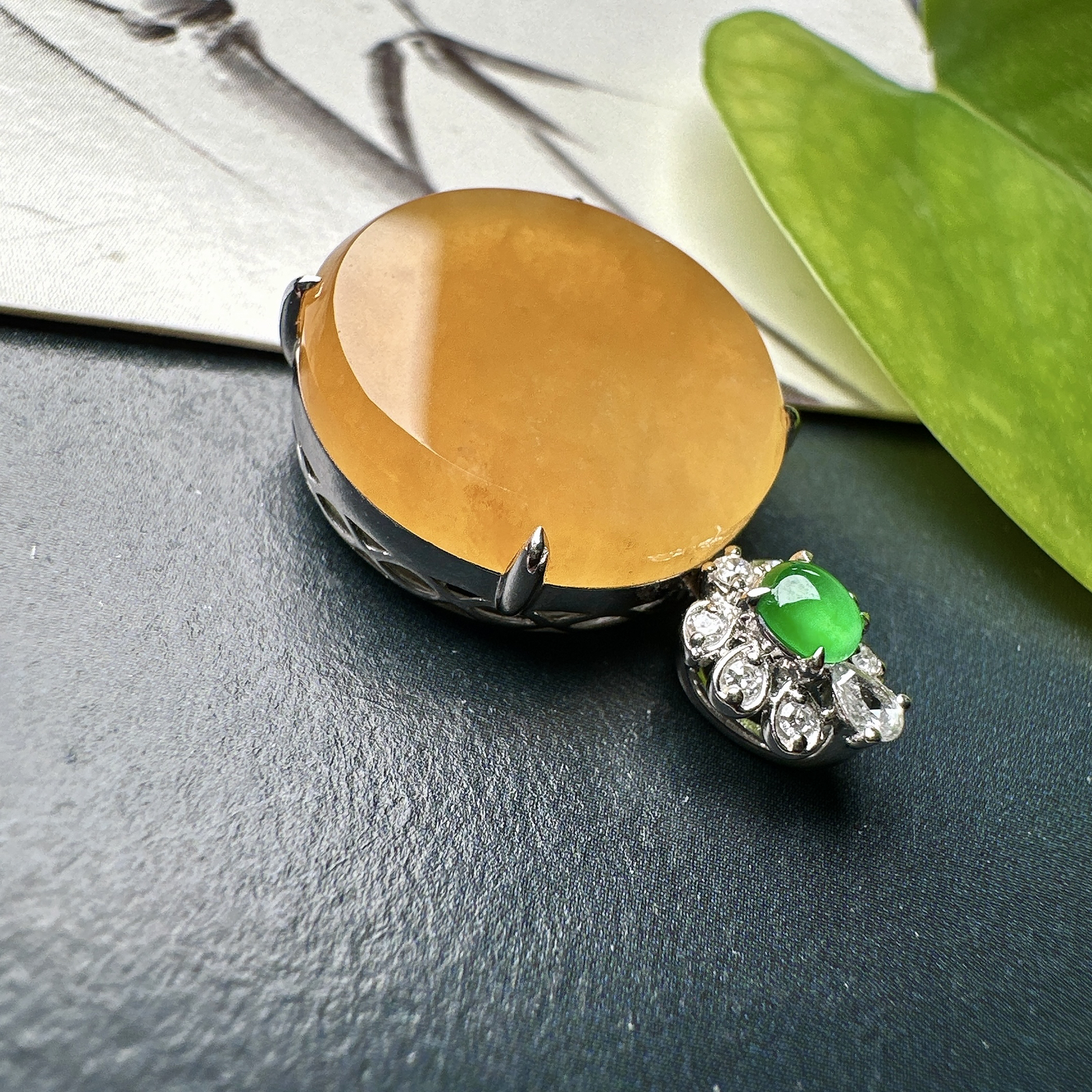 【冰种黄翡圆无事牌吊坠】质地细腻，冰润通透，晶莹闪亮。收藏品质，18k金钻镶嵌，裸石尺寸16.3*3.4毫米