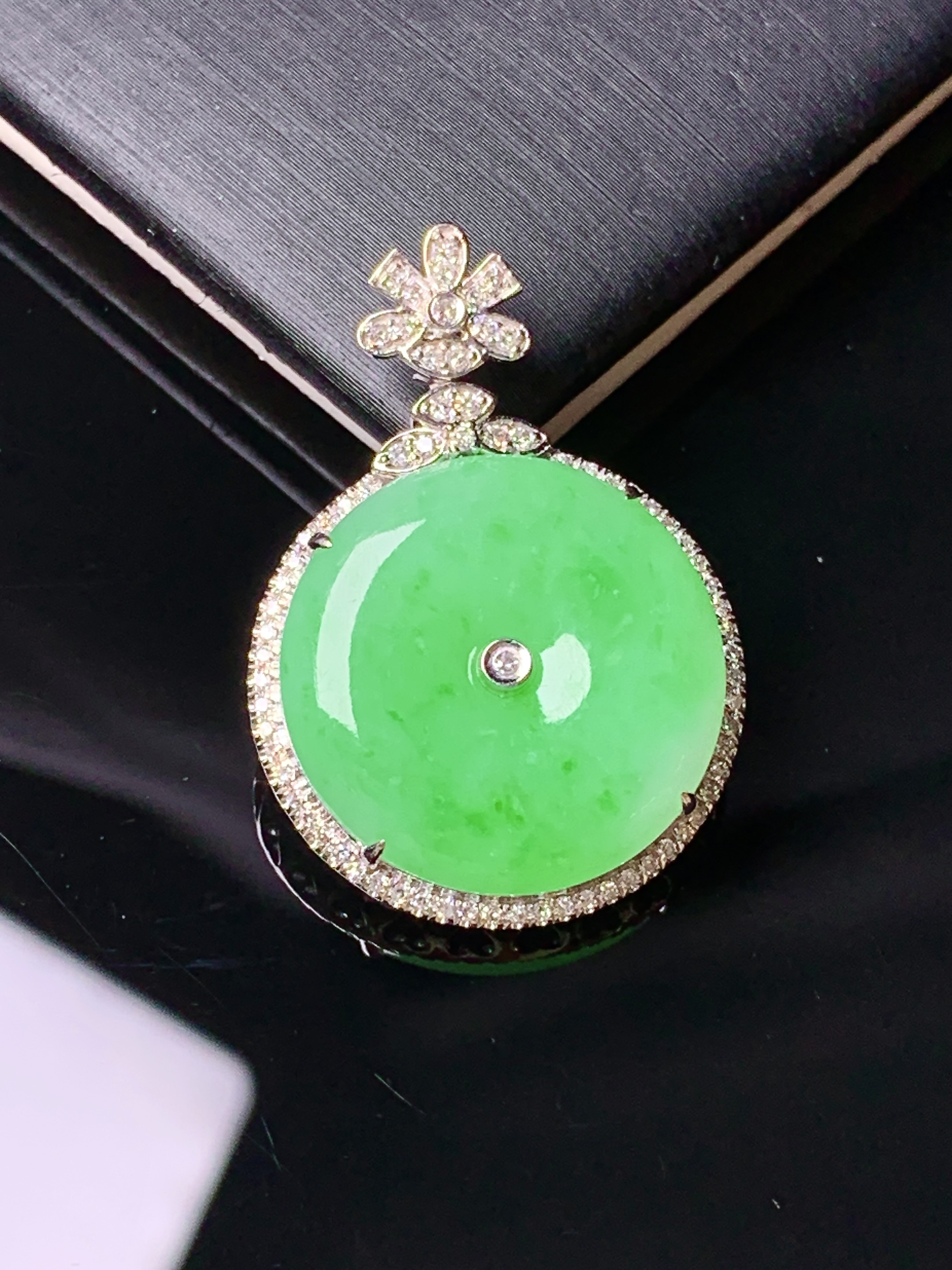 18k金钻镶嵌翠绿平安扣吊坠 玉质细腻 色泽艳丽清新 水润亮眼 整体尺寸29.6*20.6*5.6f3