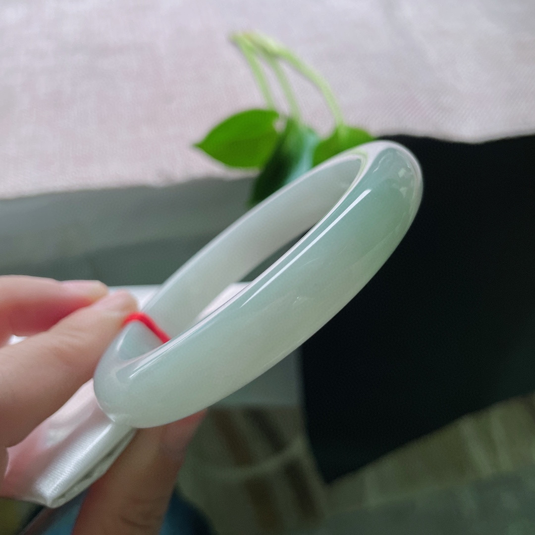 60/11.6/8.4，淡绿底正圈，大圈口，水头好，质地温润细腻，干净，棉线，