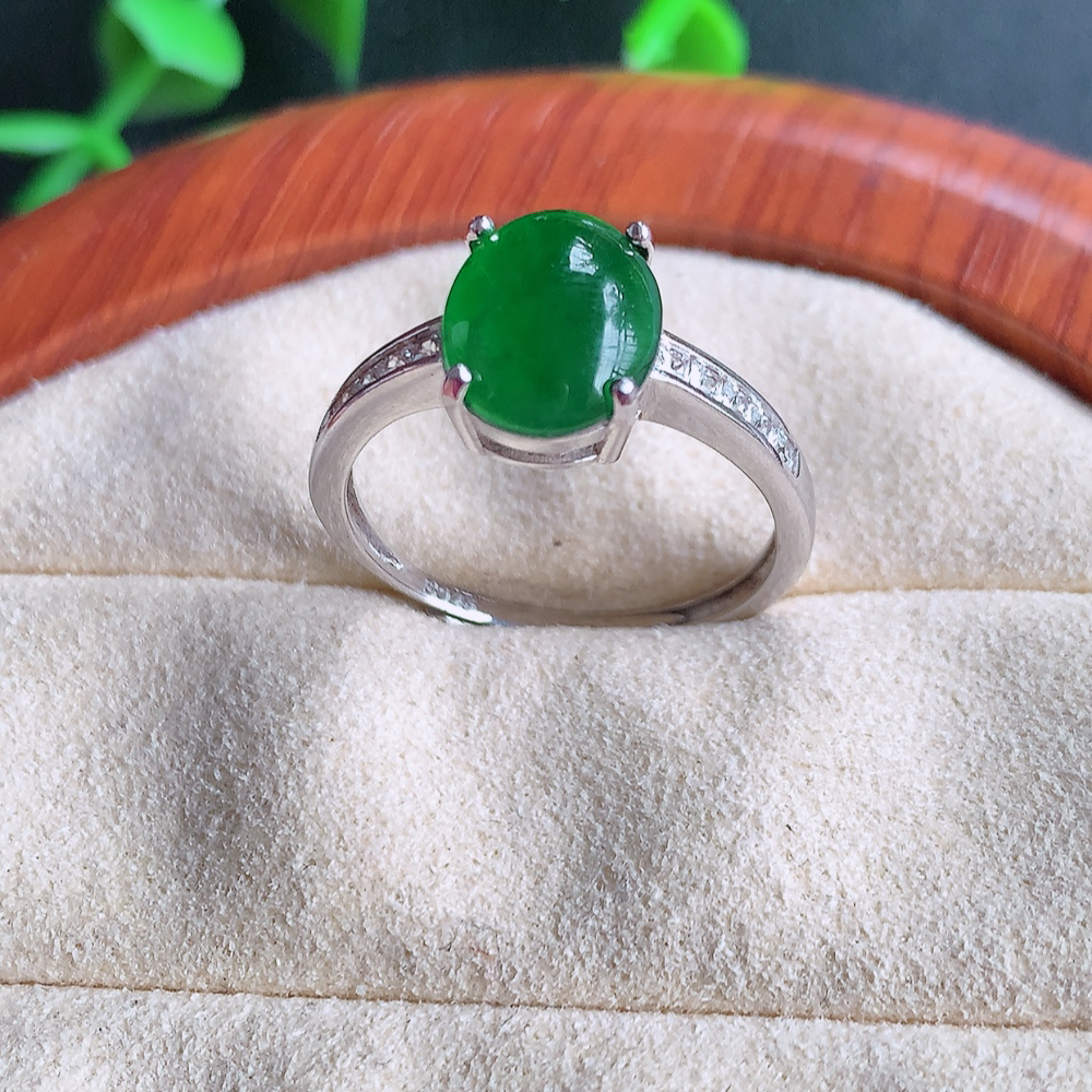 冰润满绿精美环形翡翠戒指  玉质细腻  冰清玉润  飘花灵动  颜色漂亮  W481.21   内径尺寸：18-10-5.8mm  裸石尺寸：10-8mm