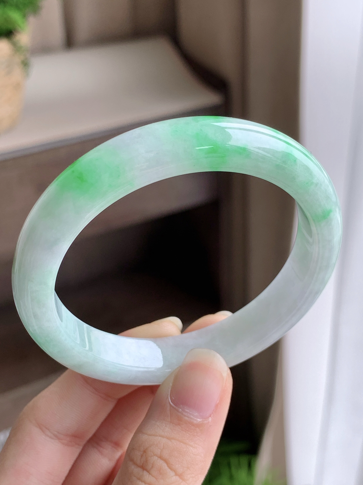 【手镯】正圈 圈口 55 56
【尺寸】56-10.9-7.8
【说明】飘绿花 冰飘花 金丝绿 白底青 种老细腻 缅甸A货翡翠 完美