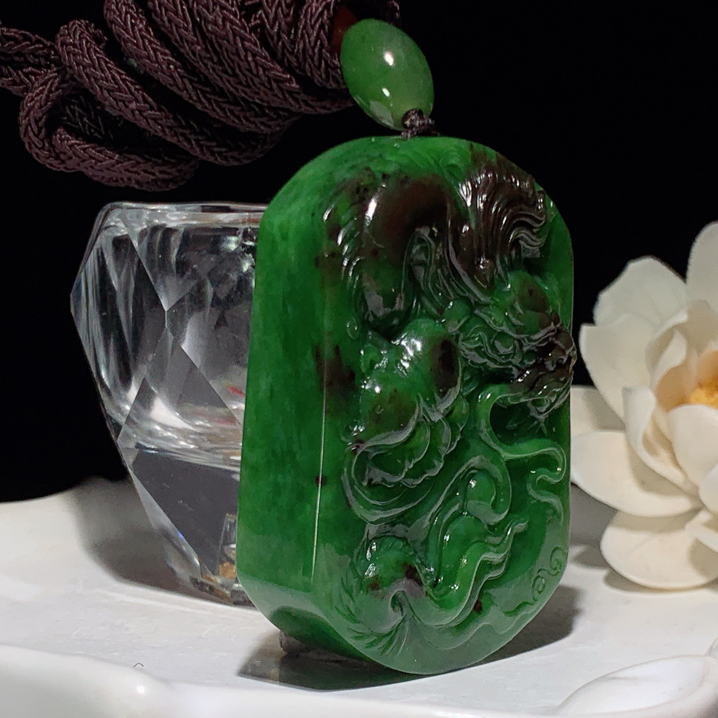 和田玉七号矿红皮料阳绿俄罗斯碧玉龙佑一方牌子挂件 尺寸55/42/14重77克 玉质细腻油润 底色纯净 脂粉好，品质好。lt260323