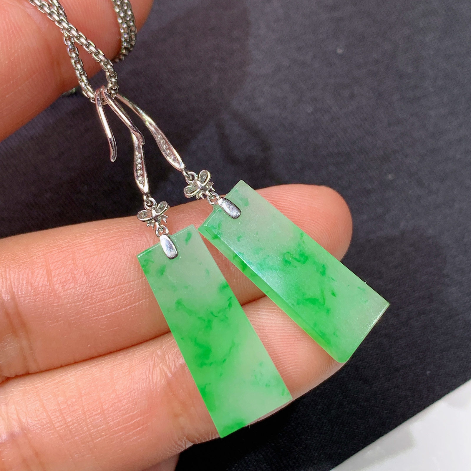 冰飘绿无事牌耳坠，18k金镶嵌，简约时尚，冰润色阳，种水足，Xyg 尺寸21.4*8.4*2.3