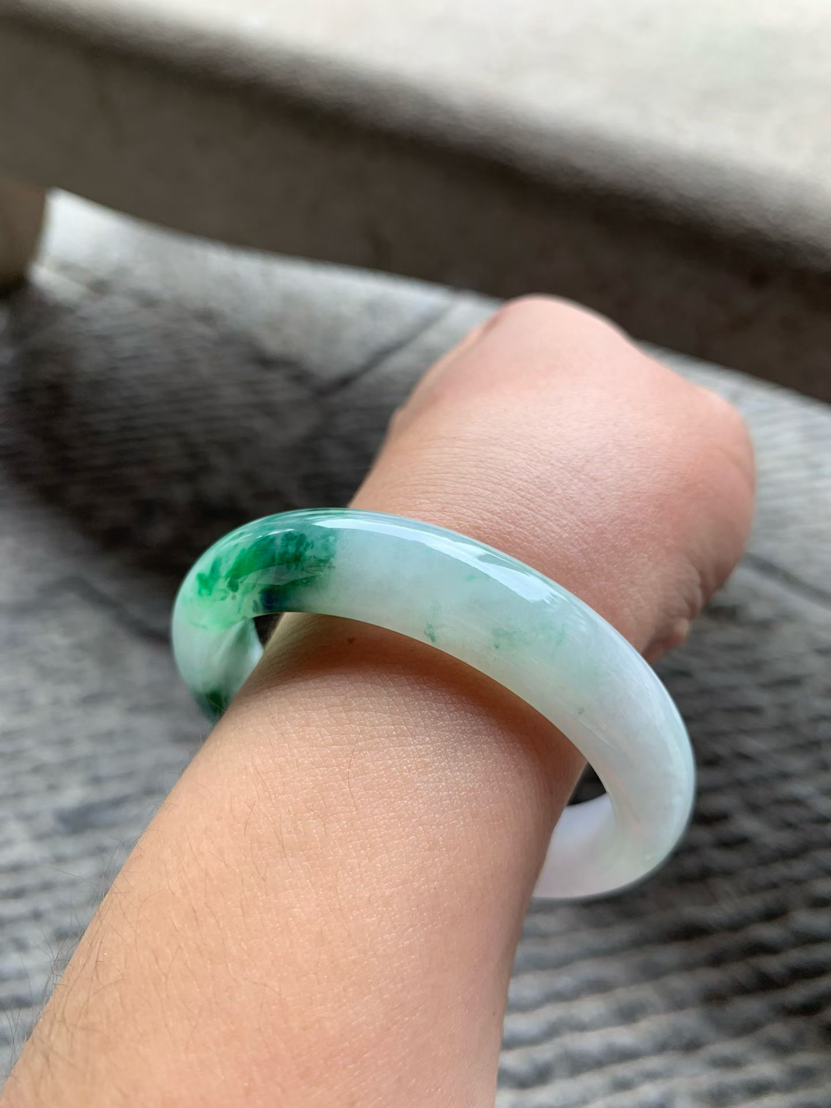 飘绿花正圈手镯尺寸55.5*13*8 种质细腻，温润柔和，底子清爽，绿花浓淡相宜，低调又显贵！