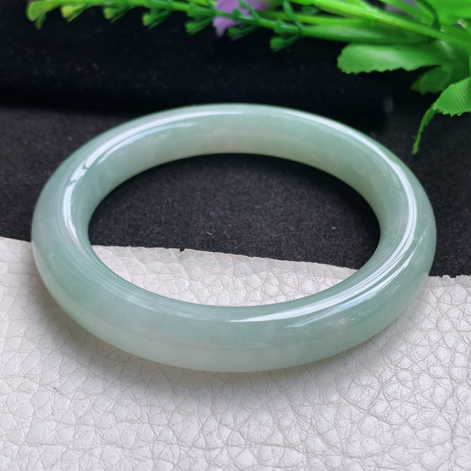 qh实拍55*10.5*10美人镯 缅甸翡翠A货玉手镯精美浅绿圆条玉手镯