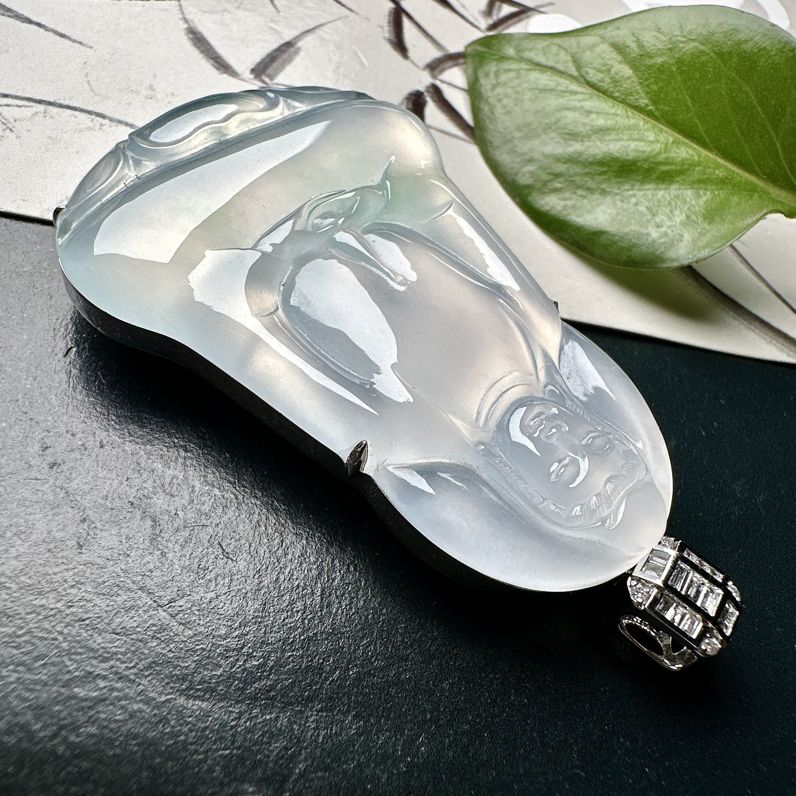 【冰种飘花素衣观音】质地细腻，通透度上佳，冰感十足，适合佩戴，收藏品质，18k金钻镶嵌，裸石尺寸54.5*37.6*4.8毫米