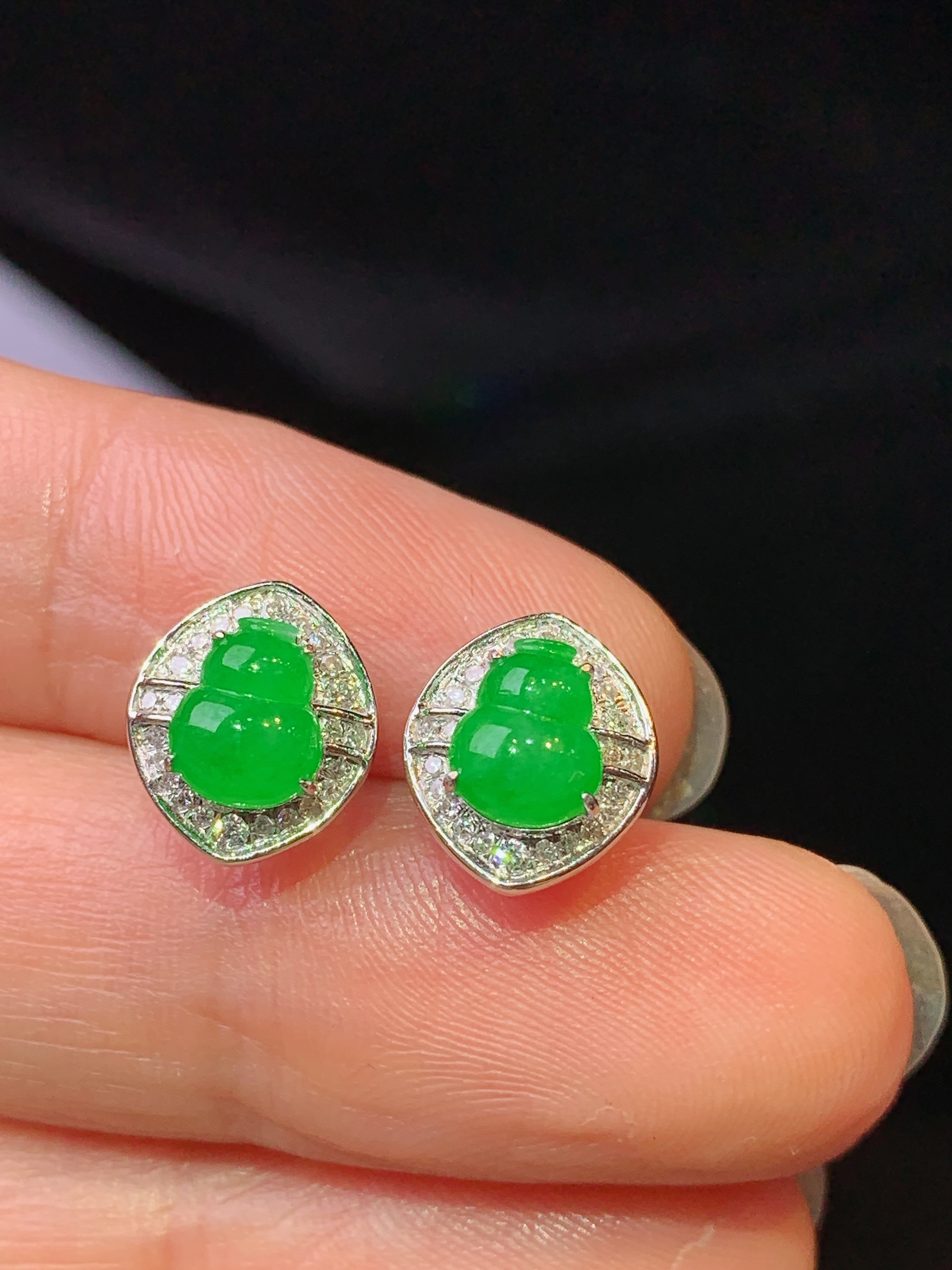 18k金钻镶嵌翠绿葫芦耳钉 玉质细腻 色泽艳丽清新 水润亮眼 整体尺寸10.3*8.8*3.6zy