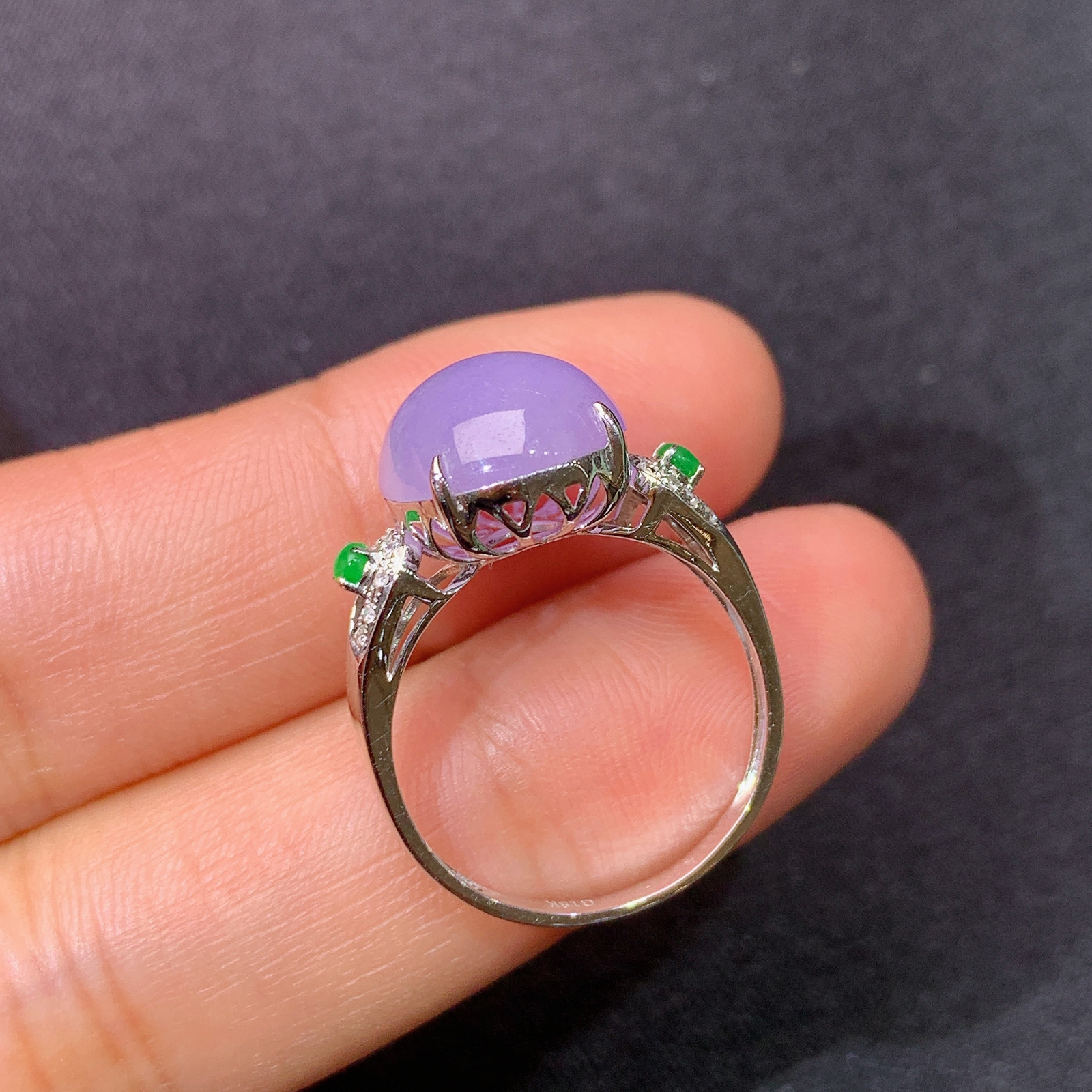 冰紫罗兰蛋面戒指，18k金镶嵌，温润细腻，颜色鲜艳，Xyg 尺寸12.4*10.4*5.2