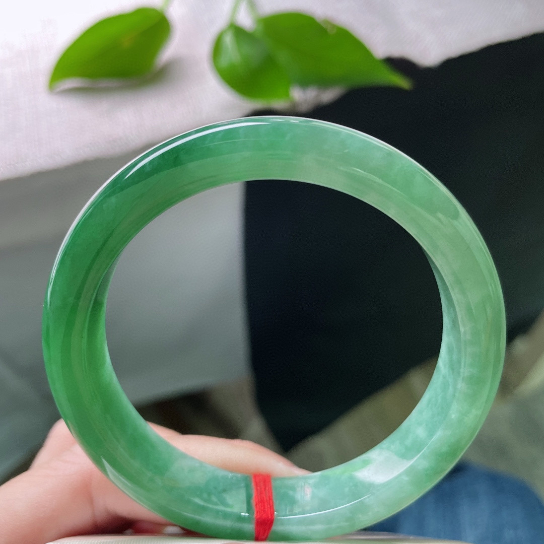 58.3/12.4/8.7，满绿正圈，绿得纯粹，艳得有质感。种老，细润，俏丽多姿，晶体