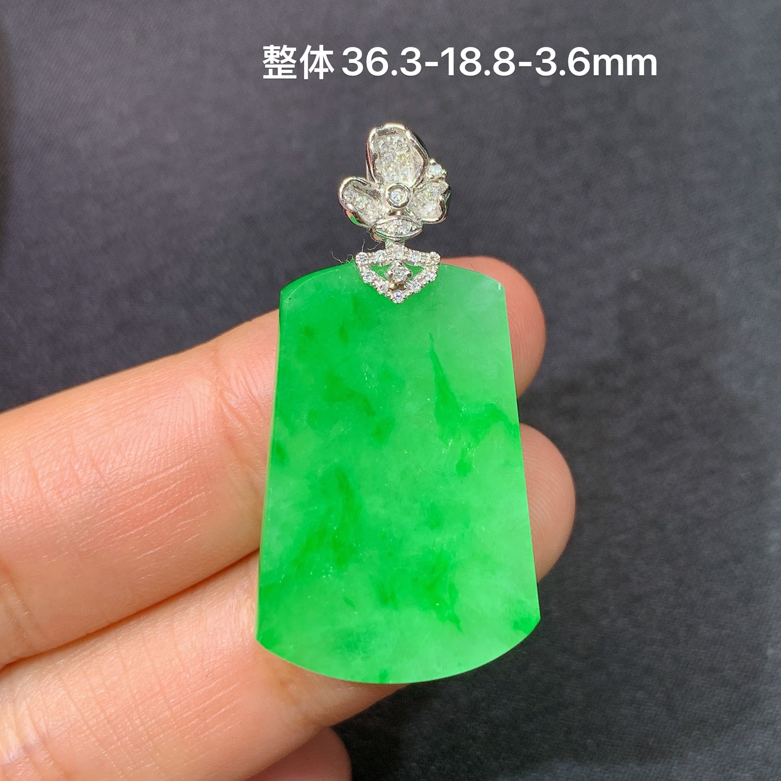 阳绿无事牌吊坠，18k金镶嵌，冰润色阳，种水足，Xyg 尺寸36.3*18.8*3.6