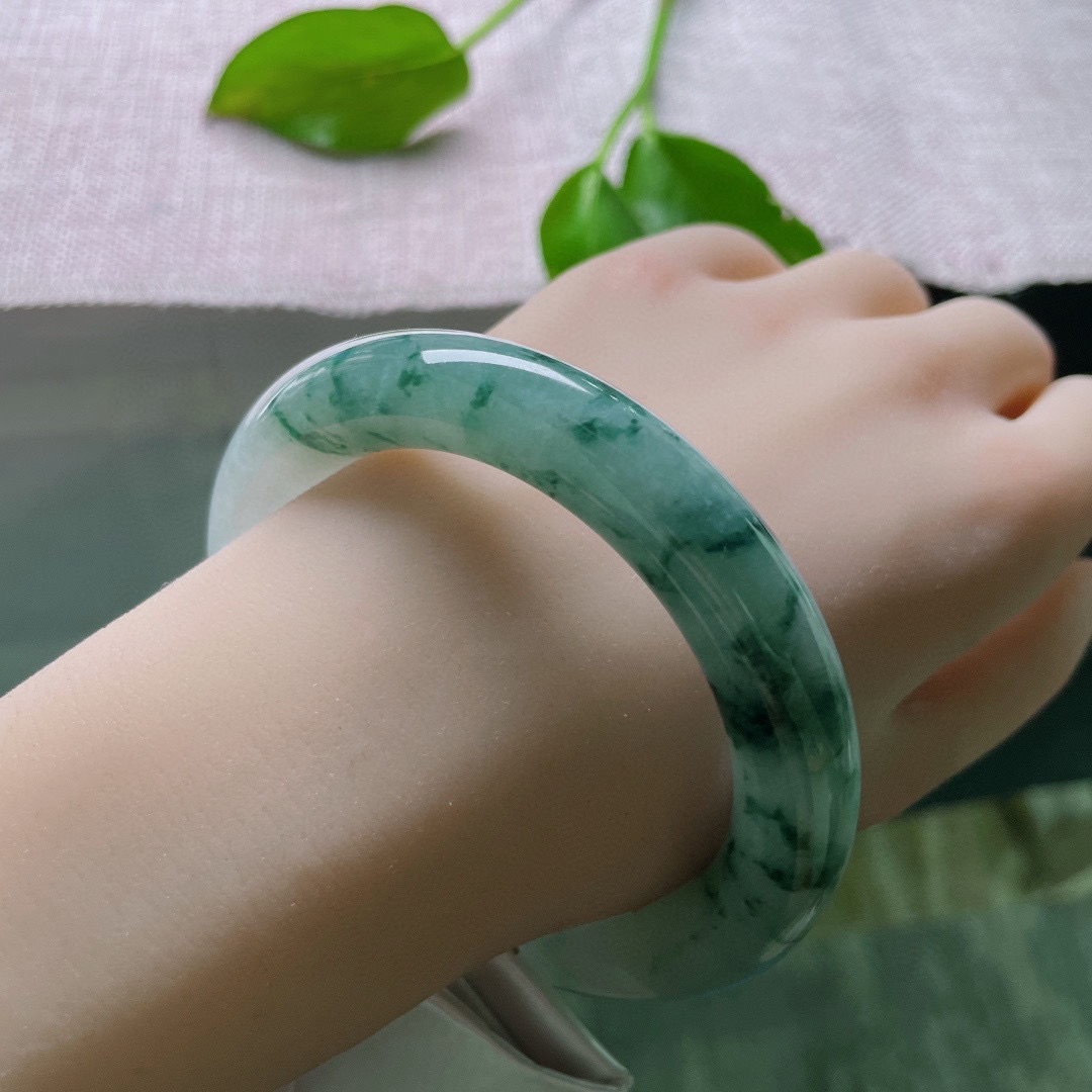 60/12.2，飘花圆条，大圈口，天然孤品，无两花色，戴出专属气质。珠圆玉润，完美