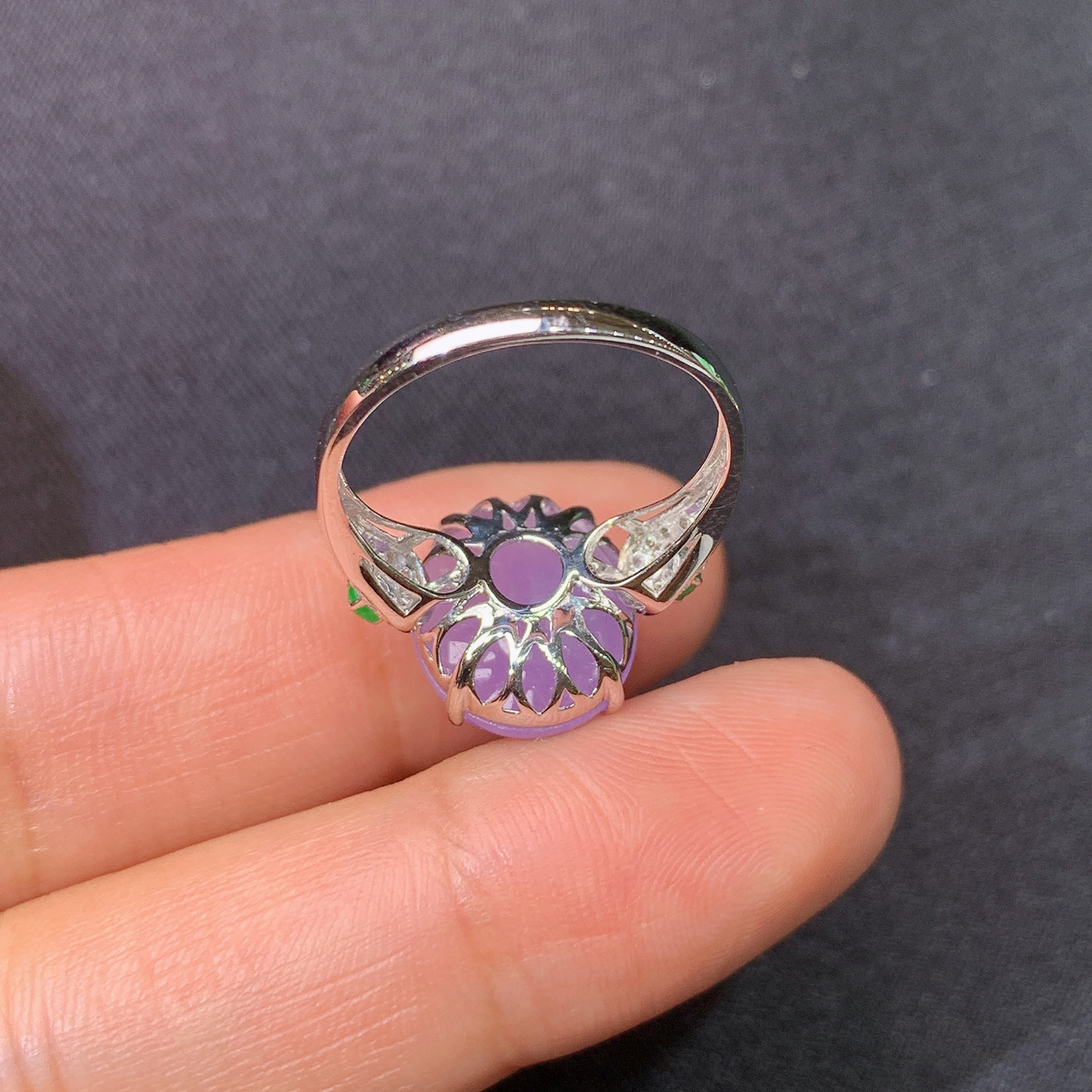 冰紫罗兰蛋面戒指，18k金镶嵌，温润细腻，颜色鲜艳，Xyg 尺寸12.4*10.4*5.2