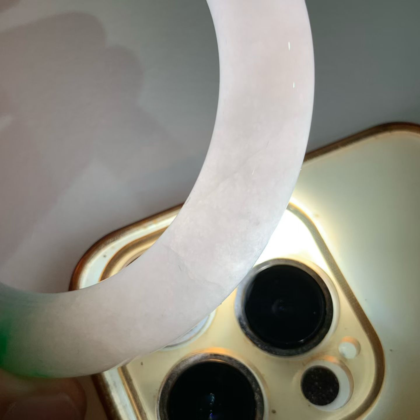 飘绿圆条手镯尺寸57*12*12 版型圆润厚实，底子白皙温润，一抹翠色正阳鲜辣，青翠耀眼！