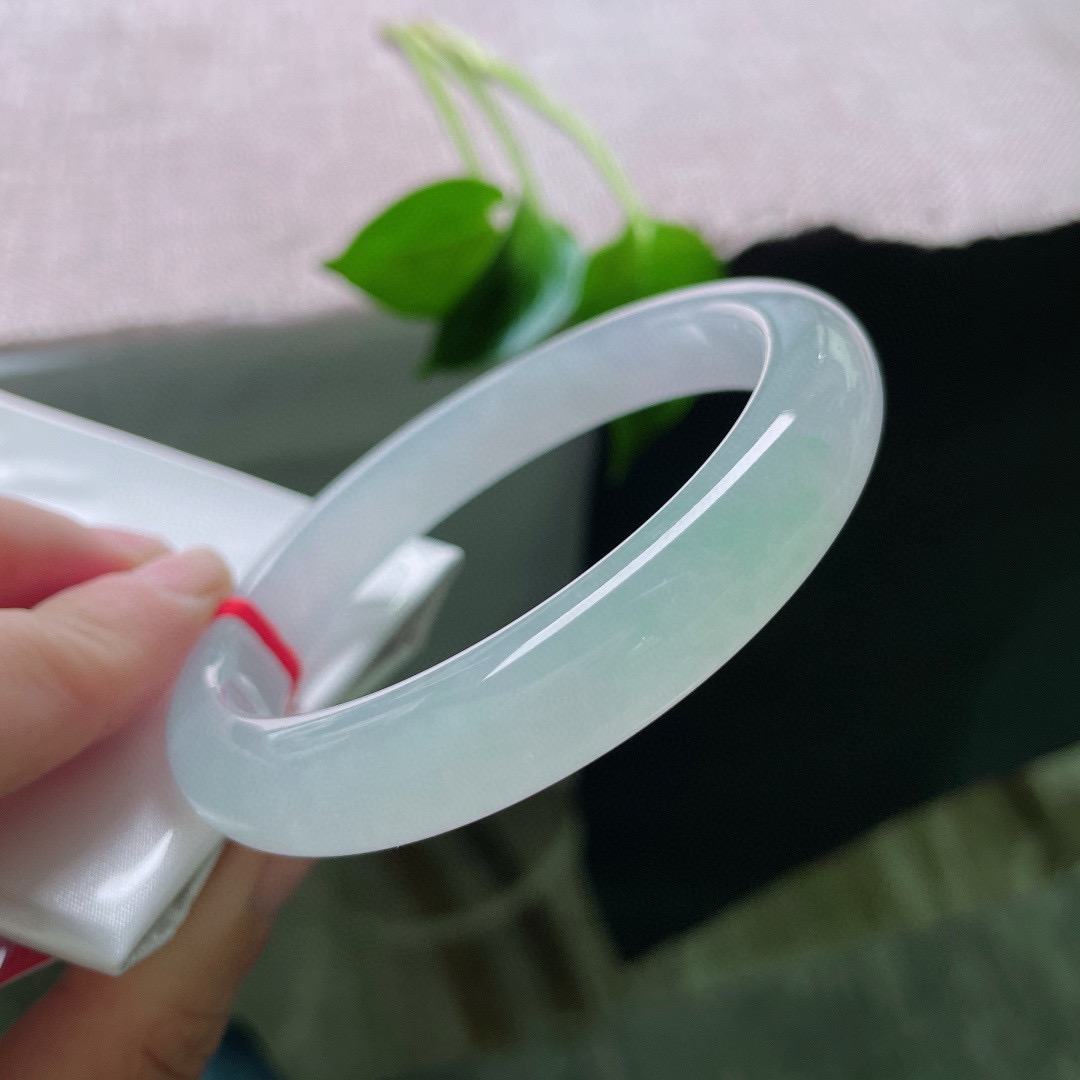 59.7/11.2/8.7，冰润淡春彩正圈。韵味悠长，像晨雾里未醒的丁香，烂漫天真，无纹裂