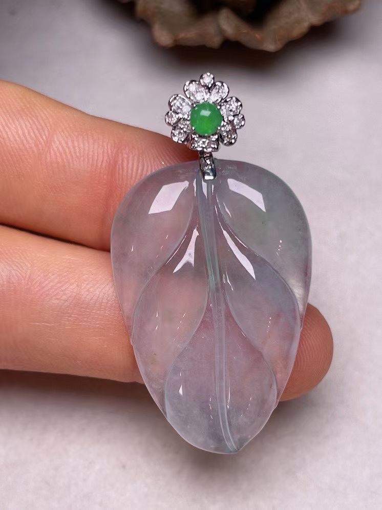 冰种飘绿叶子吊坠、真金真钻镶嵌，种水好，玉质细腻 .裸石尺寸 33.0*26.0