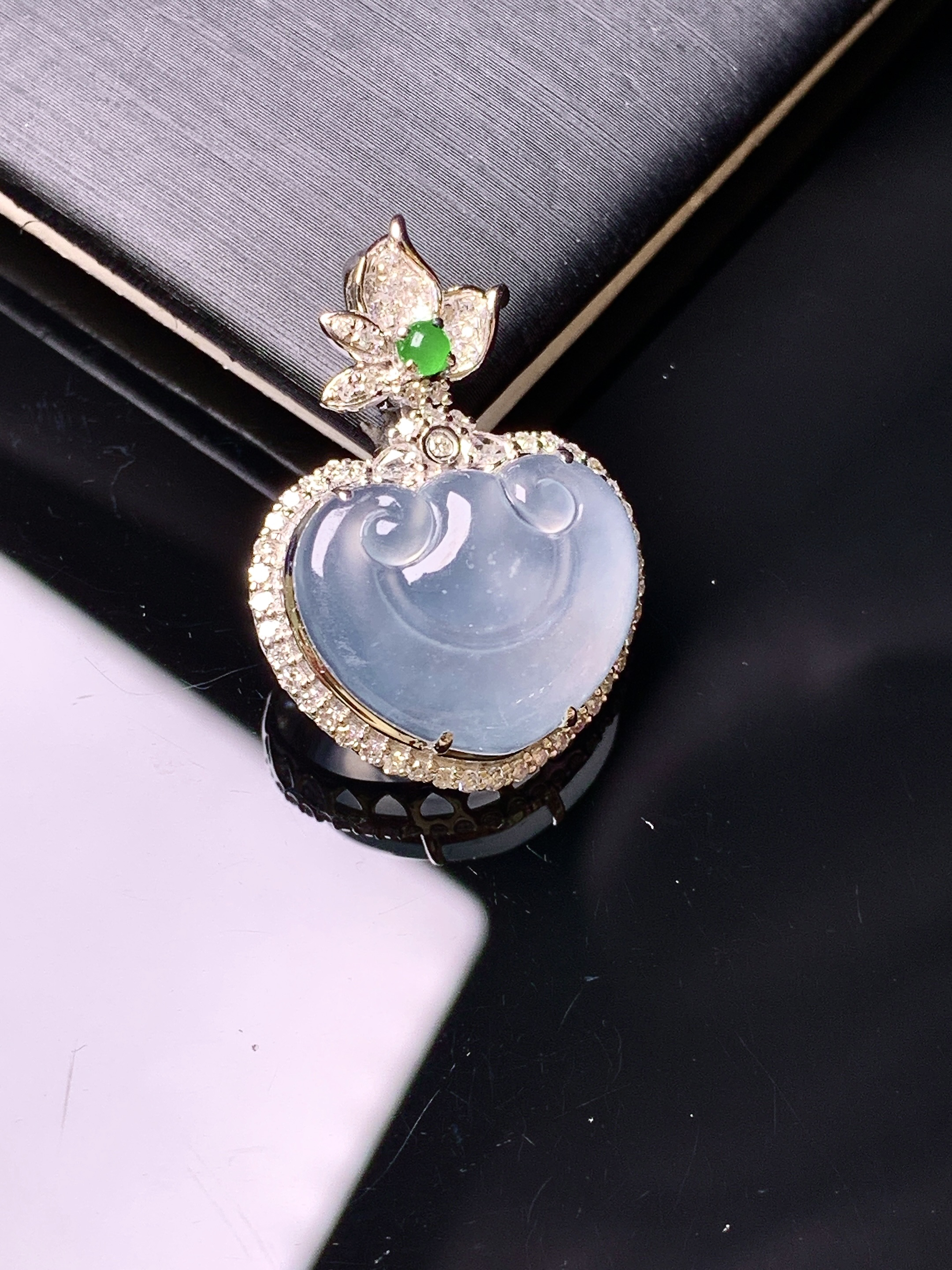 18k金钻镶嵌冰种如意头吊坠 玉质细腻 色泽艳丽清新 水润亮眼 整体尺寸26.2*18.8*7.3f3