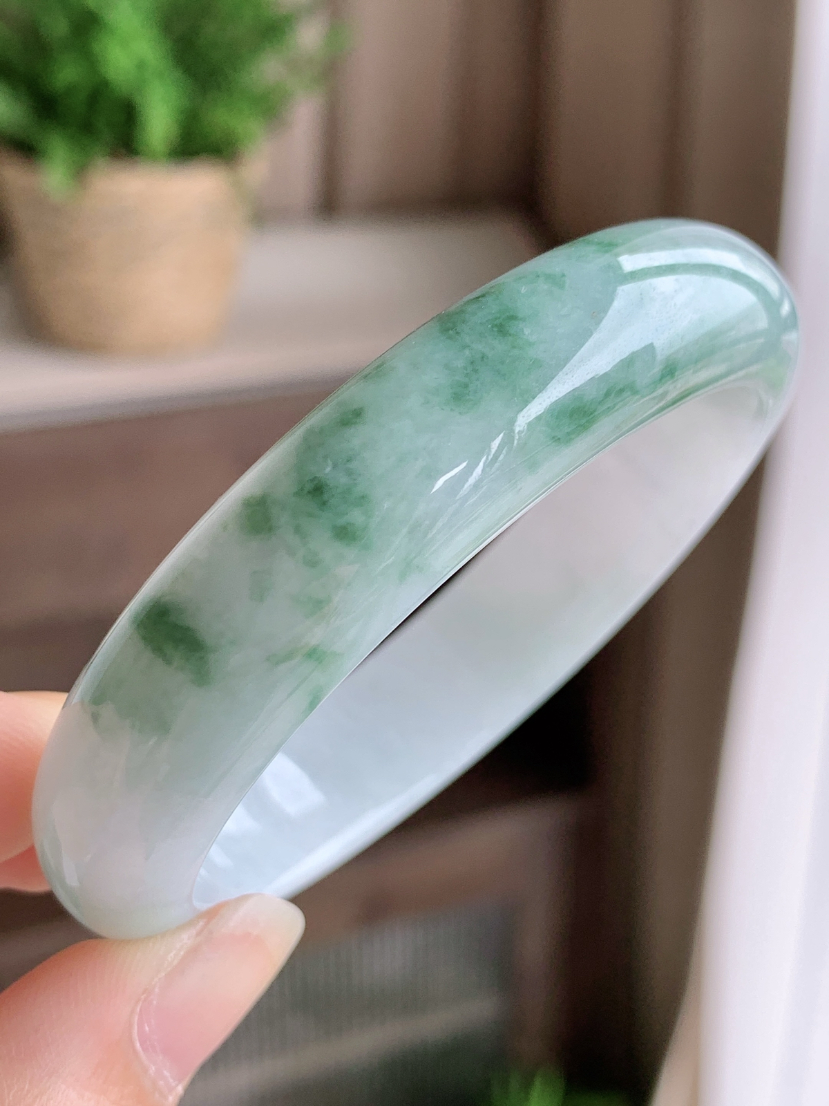 【手镯】正圈 圈口 54 55
【尺寸】55.1-13.2-7.3
【说明】冰飘花 烟雨江南 种老细腻 缅甸A货翡翠 完美