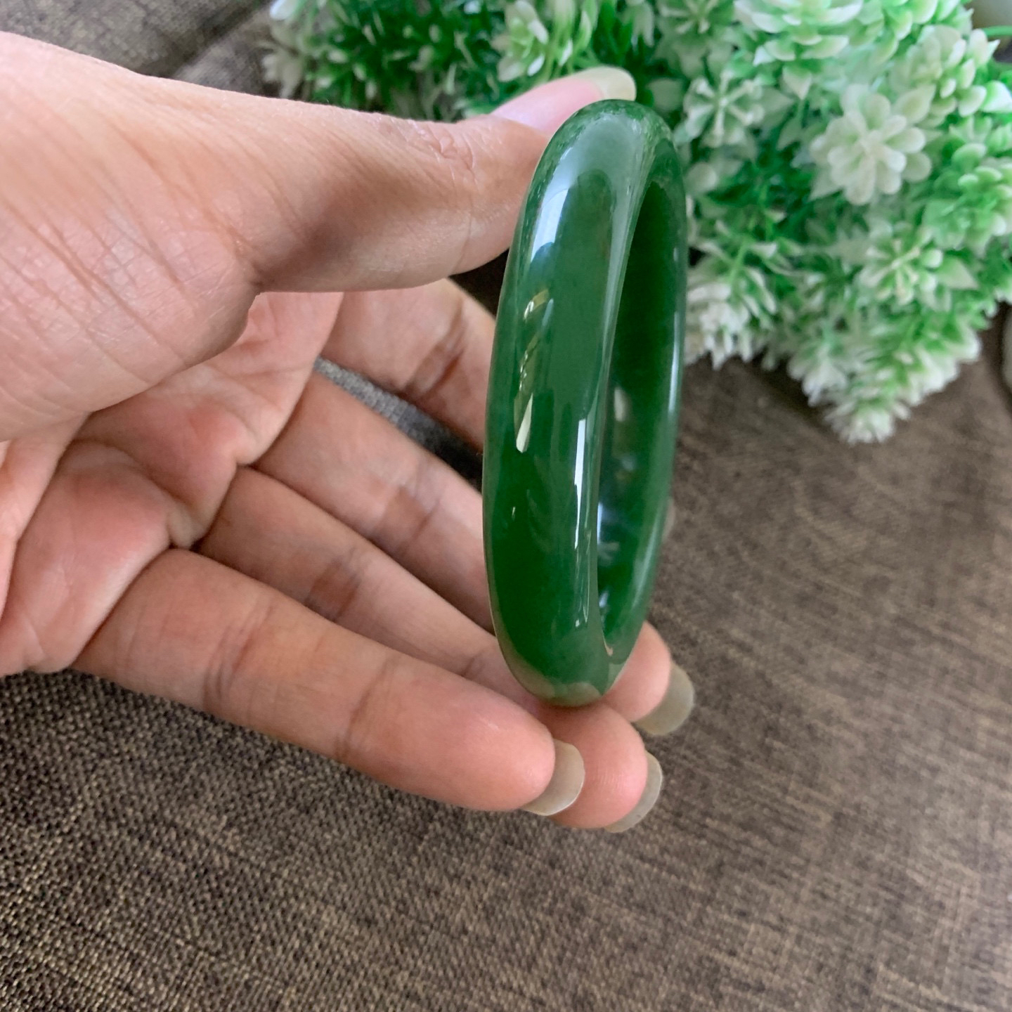 和田玉碧玉56.5圈口阳绿色手镯，镯型古朴典雅。在诗情画意的雨巷相遇，你是我腕间的一抹风情，有你眸有深情.清风荡漾湖间静水，我愿俯身低眉，在烟波涟漪处寻你