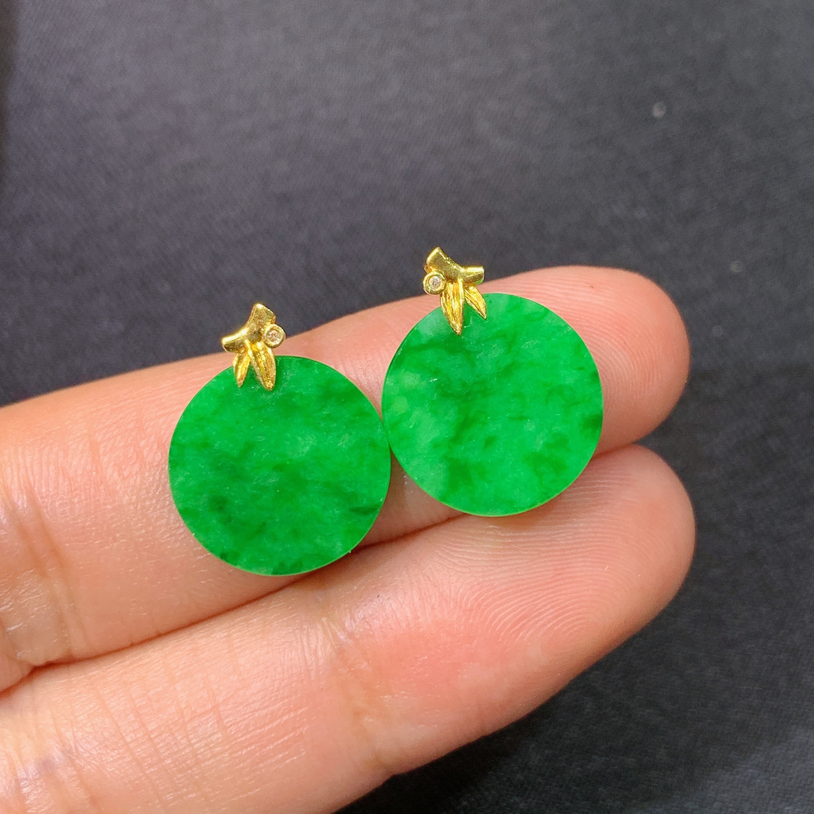 阳绿圆牌耳钉，18k金镶嵌，简约时尚，冰润色阳，种水足，Xyg 尺寸12.6*1.8