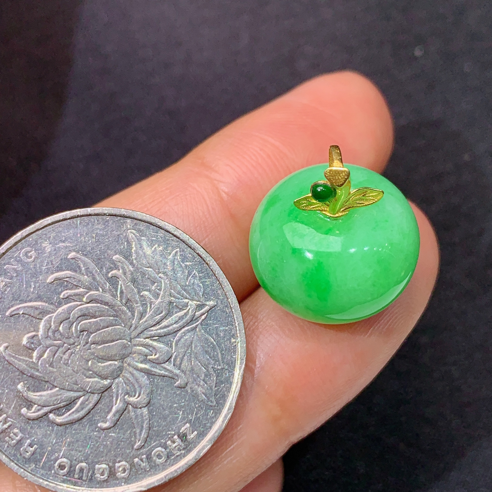 飘绿苹果吊坠，18k金镶嵌，冰润色阳，玉质细腻，种水足，Xyg 尺寸16*14.7*10.1