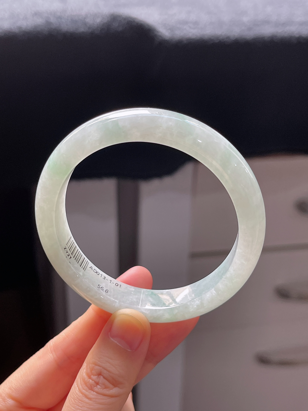 正圈56.8圈口，翡翠糯化种淡绿色手镯