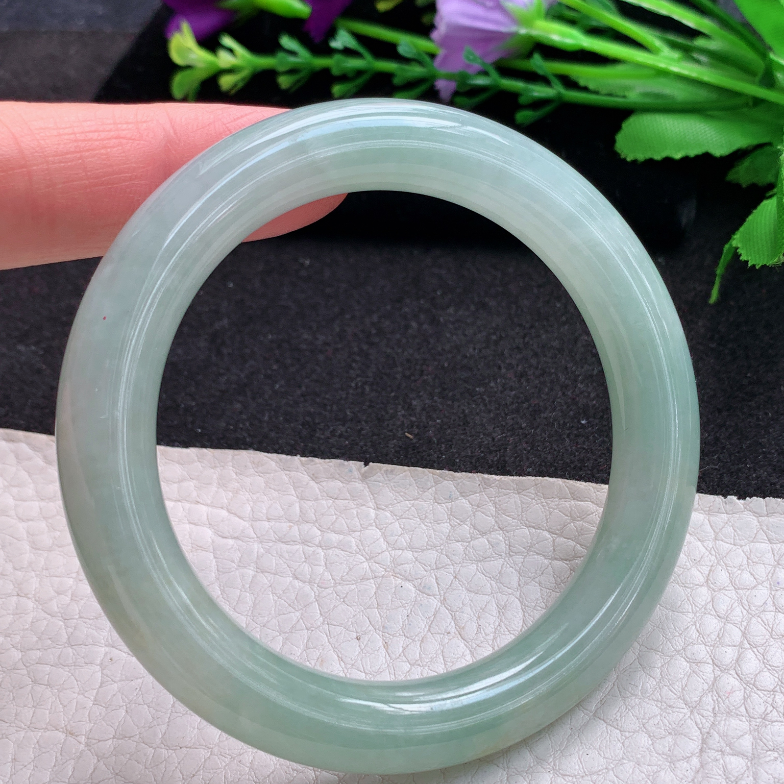 qh实拍55*10.5*10美人镯 缅甸翡翠A货玉手镯精美浅绿圆条玉手镯