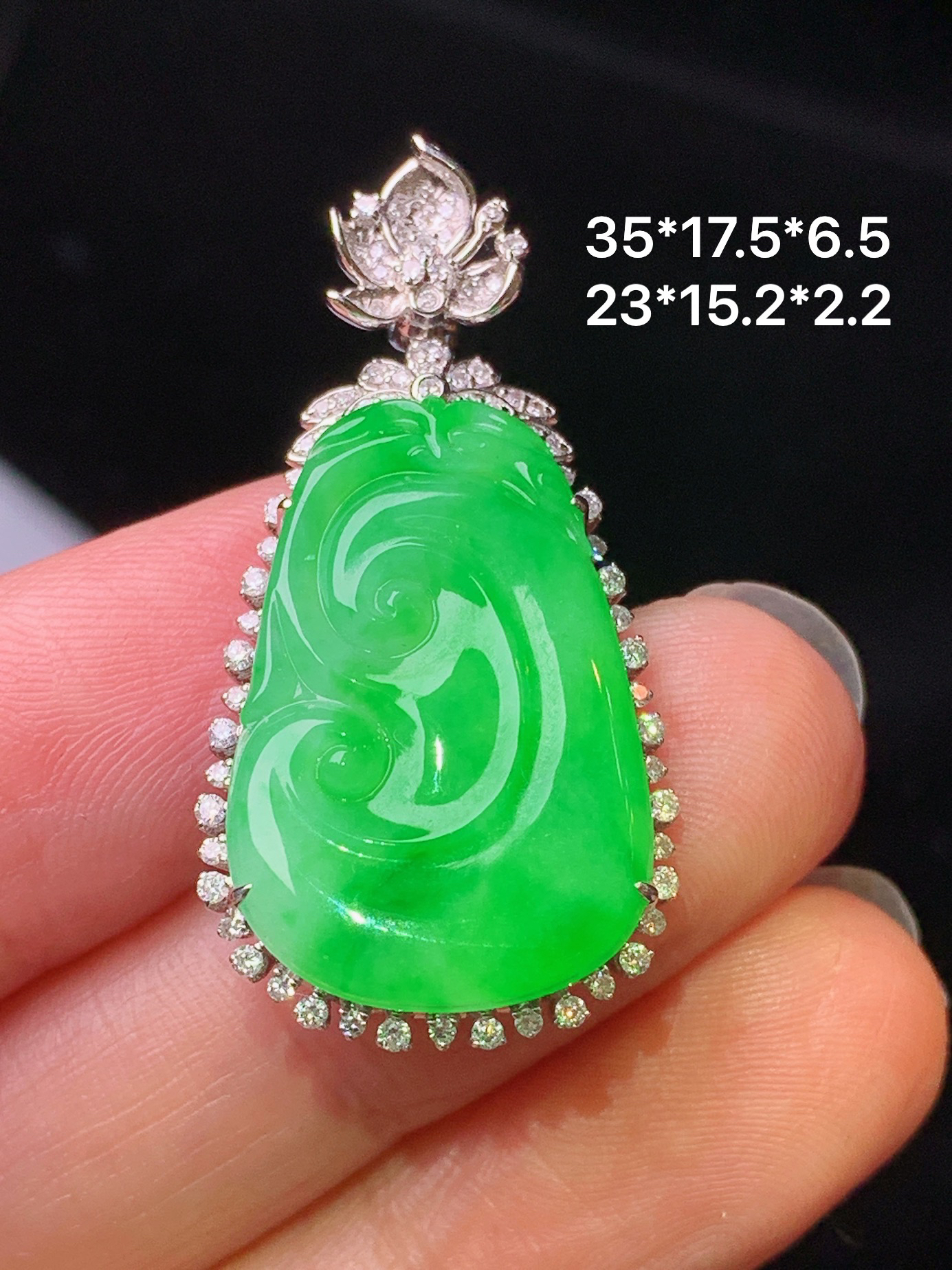 18k金钻镶嵌翠绿如意吊坠 玉质细腻 色泽艳丽清新 水润亮眼 整体尺寸35*17.5*6.5b1