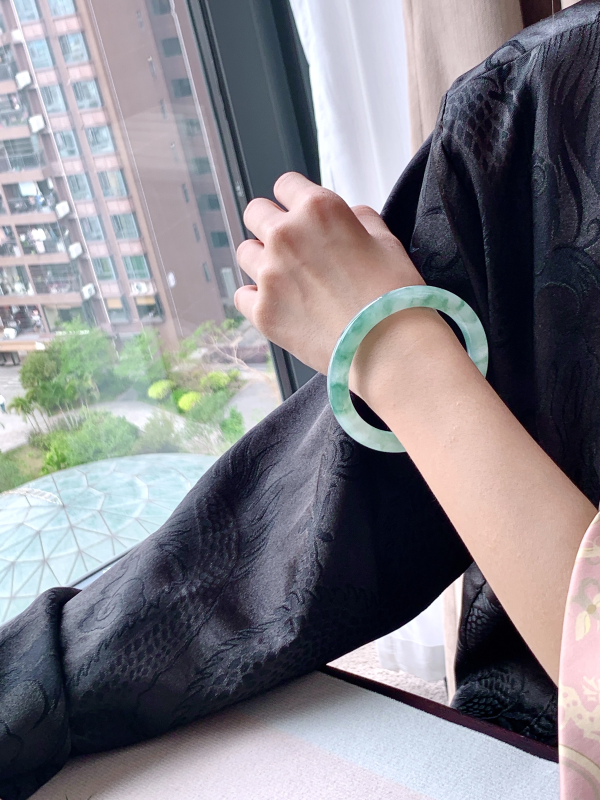 【手镯】️圆条 圈口 57 58 
【尺寸】56.4-8.4-8.5
【说明】冰底晴岚 冰晴水 冰飘花 种老细腻 缅甸A货翡翠 有细纹