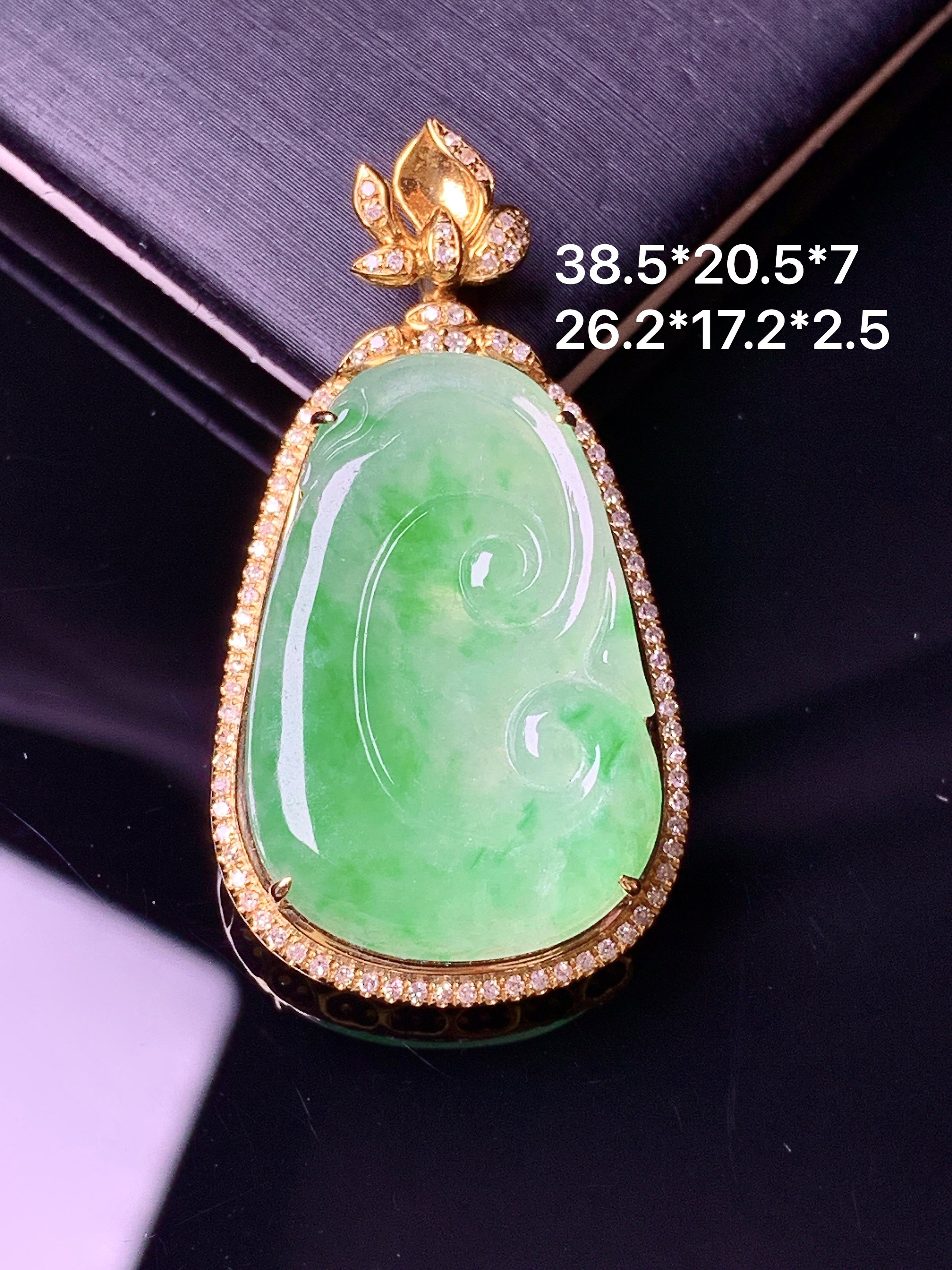 18k金钻镶嵌翠绿如意吊坠 玉质细腻 色泽艳丽清新 水润亮眼 整体尺寸38.5*20.5*7f3