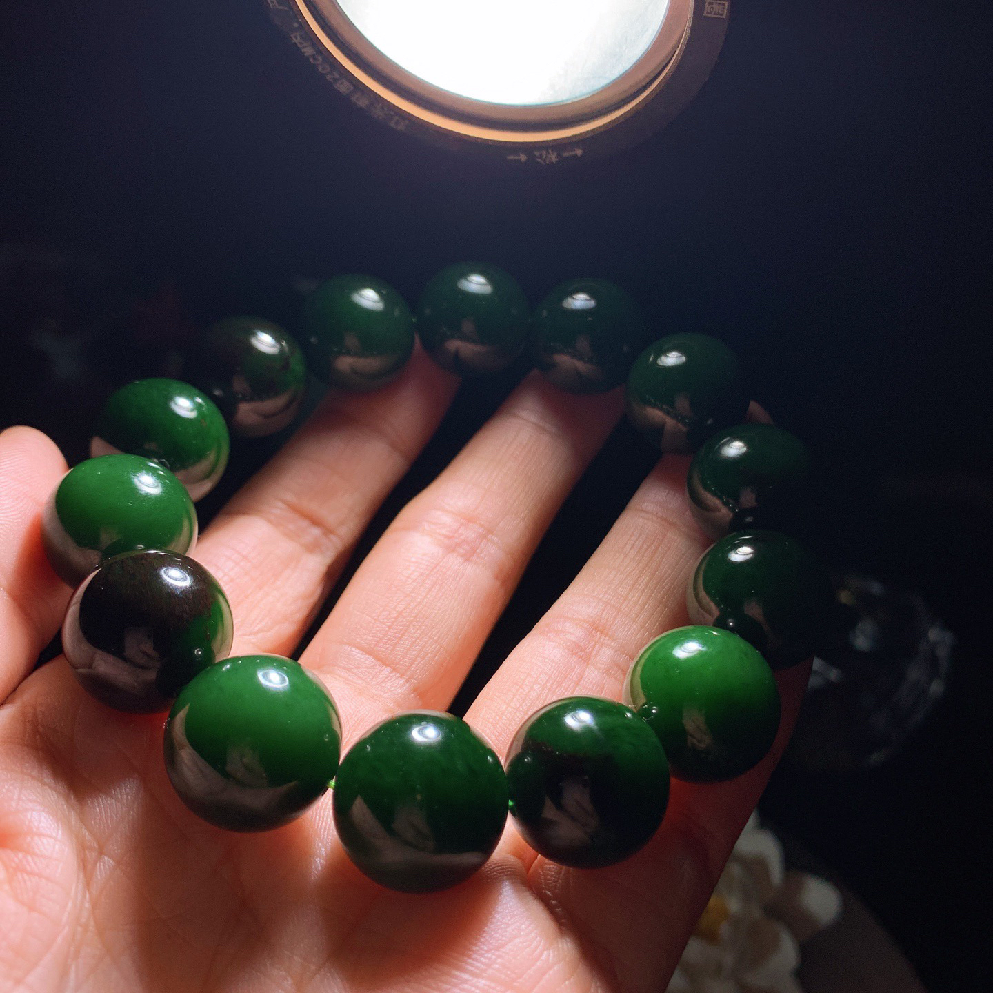 和田玉七号矿红皮料菠菜绿俄罗斯碧玉圆珠手串。单颗尺寸16！玉质细腻油润 底色纯净 脂粉好，品质好。lt260323