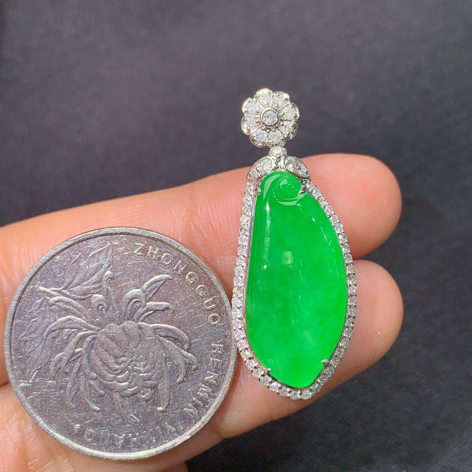 冰阳绿福瓜吊坠，18k金镶嵌，冰润色阳，玉质细腻，种水足，Yh1 尺寸31.8*12.5*7.3