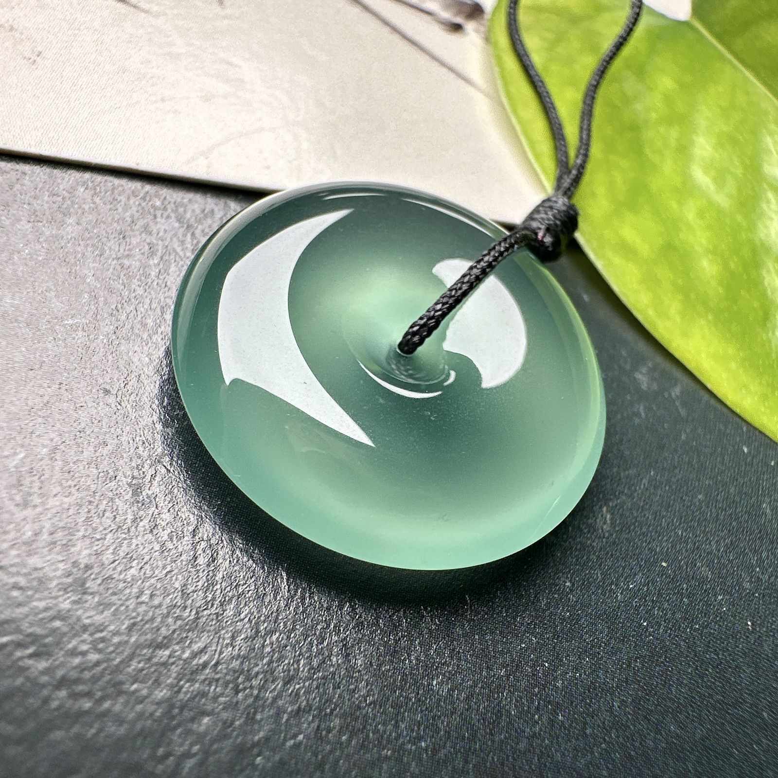 【冰种晴绿平安扣】质地细腻，品质很好，冰感十足，胶感明显，收藏品质