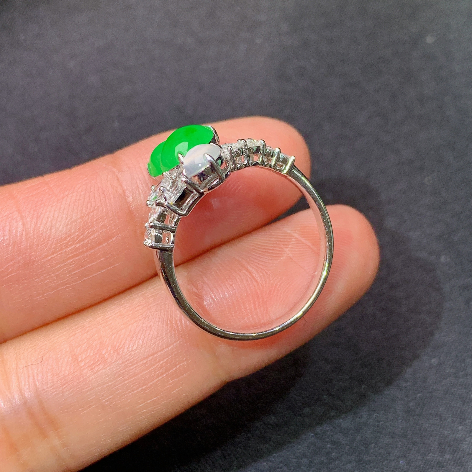 冰阳绿葫芦戒指，18k金镶嵌，款式精美，冰润色阳，种水足，Al 圈口15 裸石7.8*6.4*3