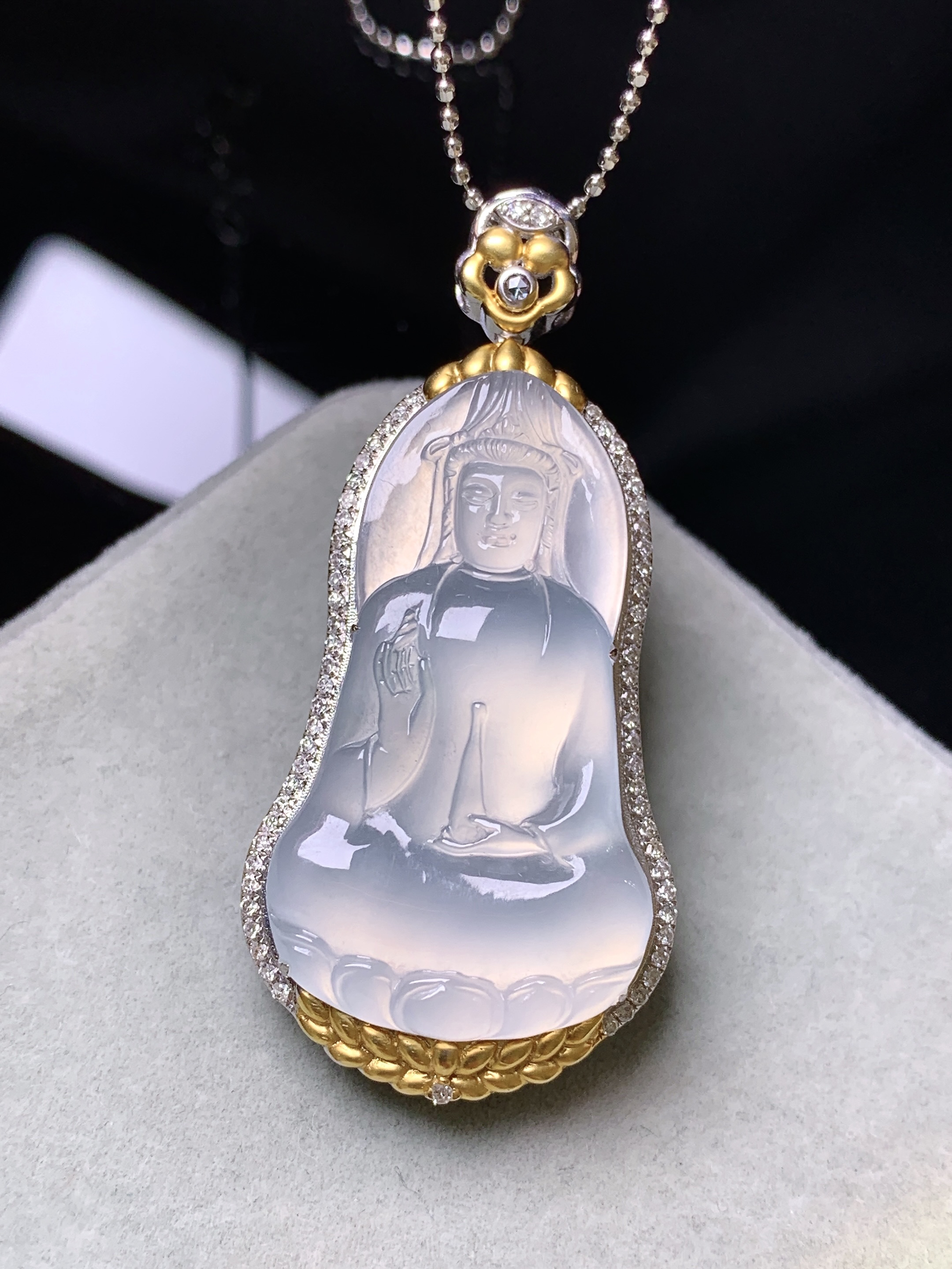 18k金钻镶嵌冰种观音菩萨吊坠 玉质细腻 色泽艳丽清新 水润亮眼 整体尺寸47.5*25.5*9y4