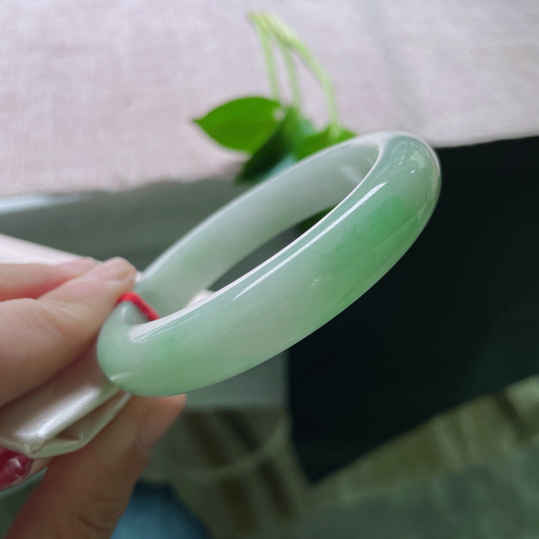 56/12/9.2，绿底正圈，鲜活翠色，充满生机和希望，质地温润，棉线